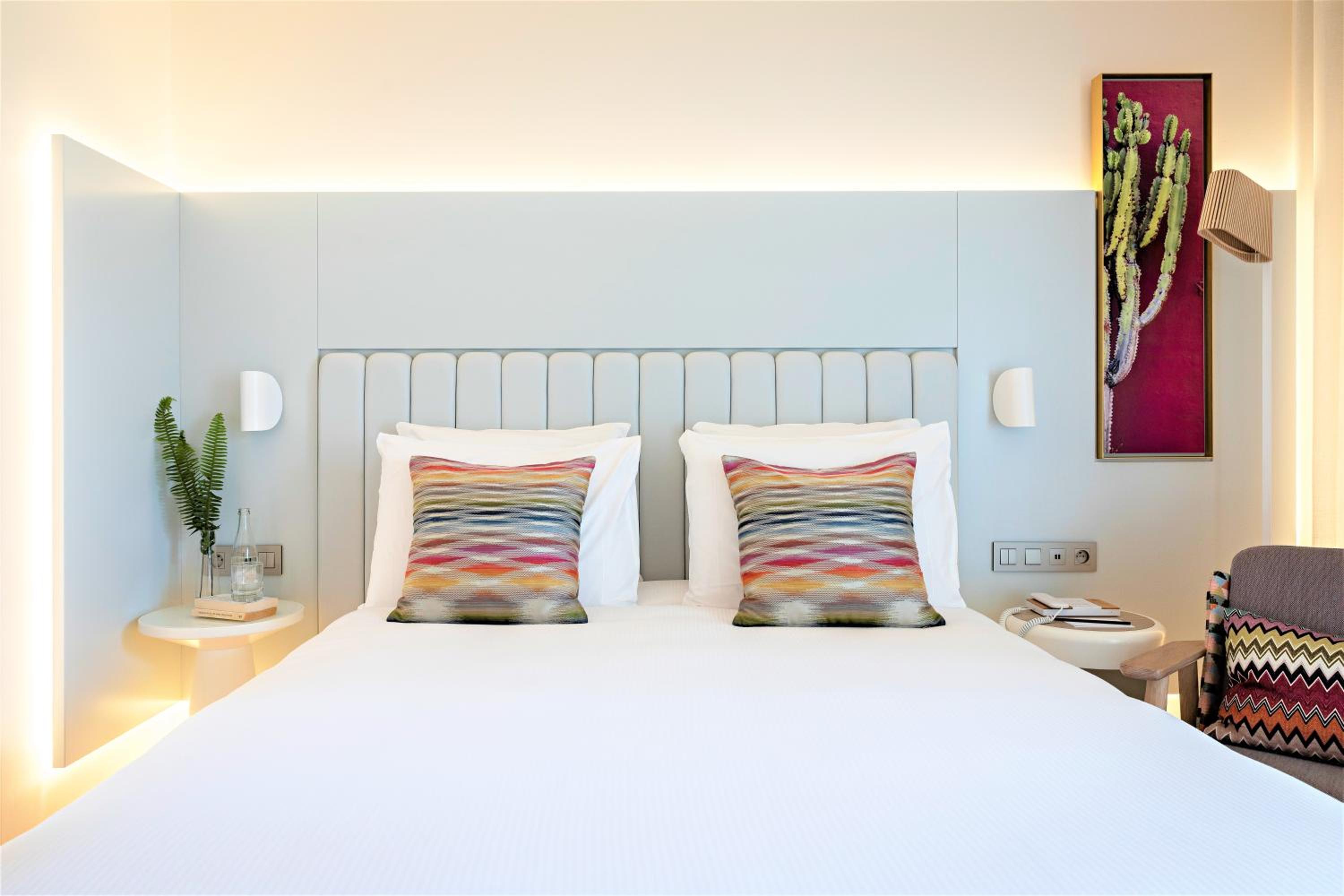 Deluxe Queen Room with Balcony - Photo 8