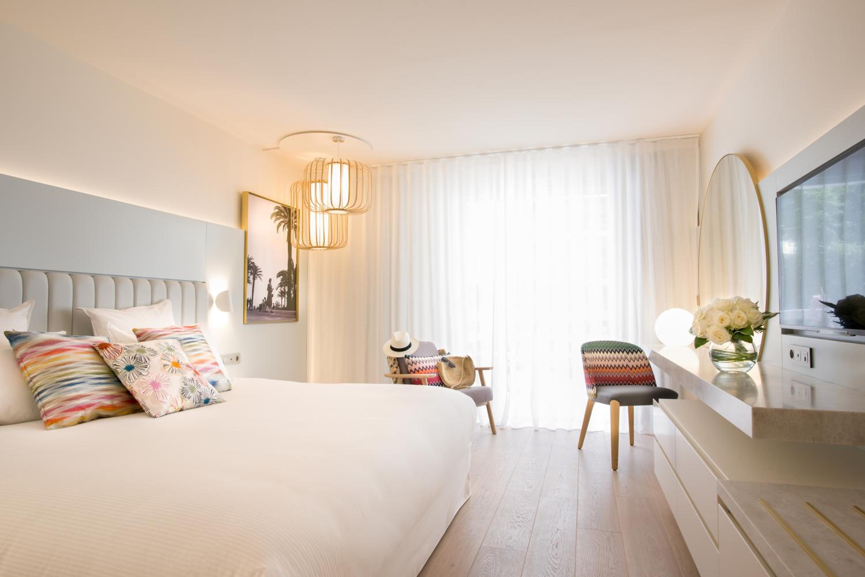 Deluxe Queen Room with Balcony - Photo 9