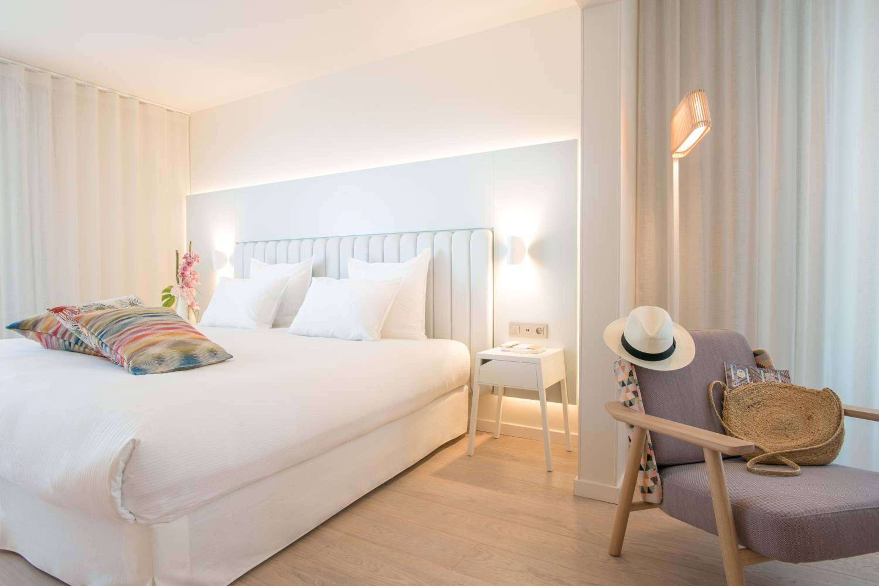 Deluxe Queen Room with Balcony - Photo 5