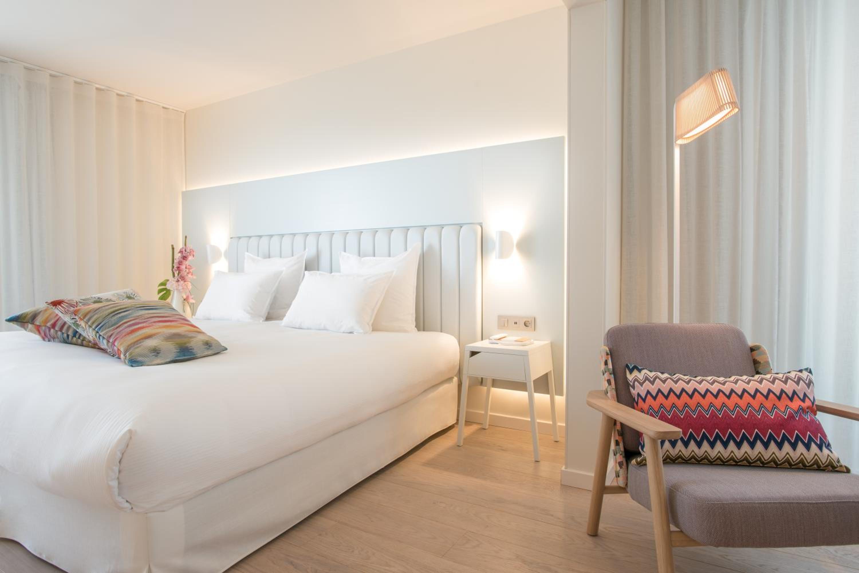 Deluxe Queen Room with Balcony - Photo 10