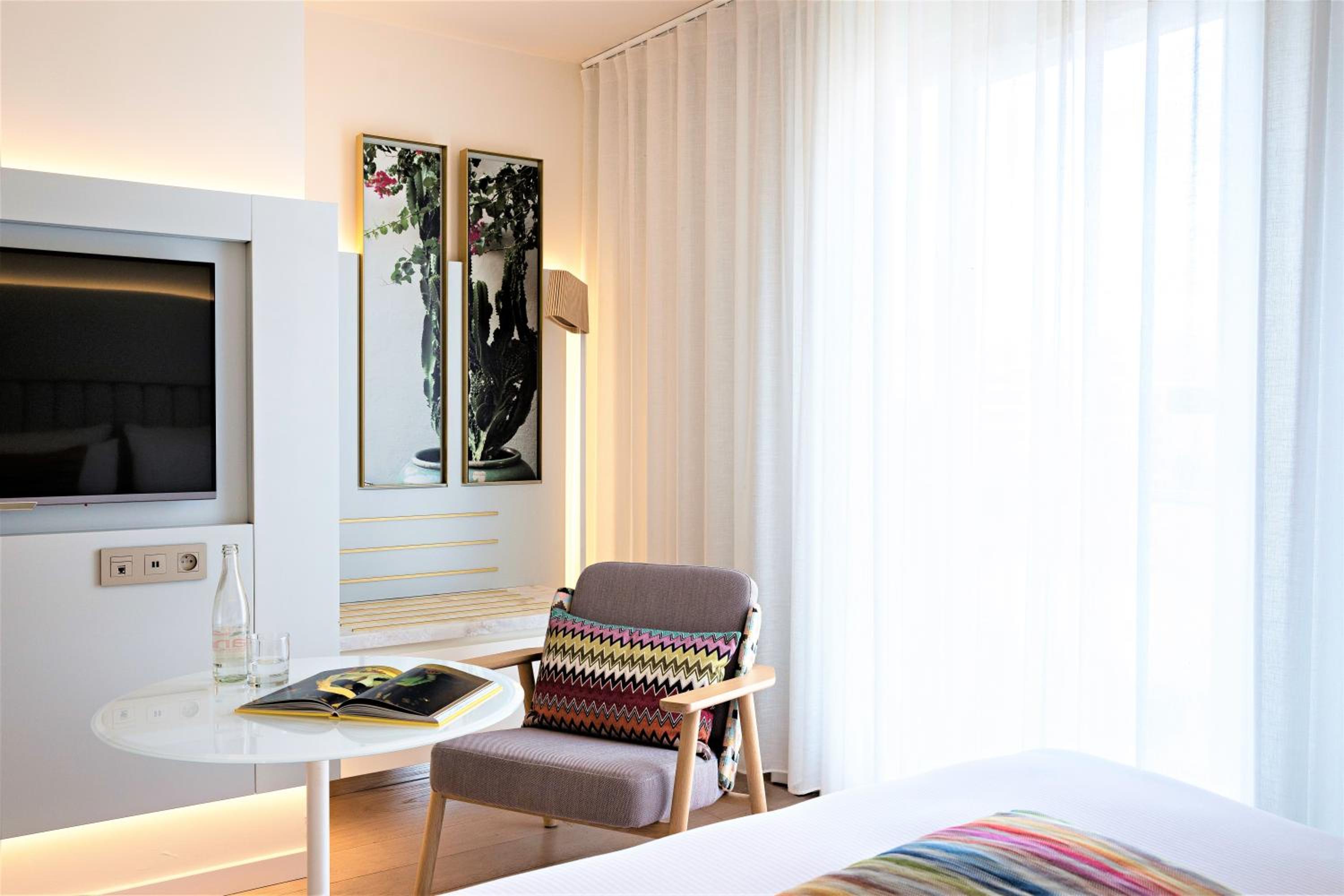 Classic Queen or Twin Room - Photo 8