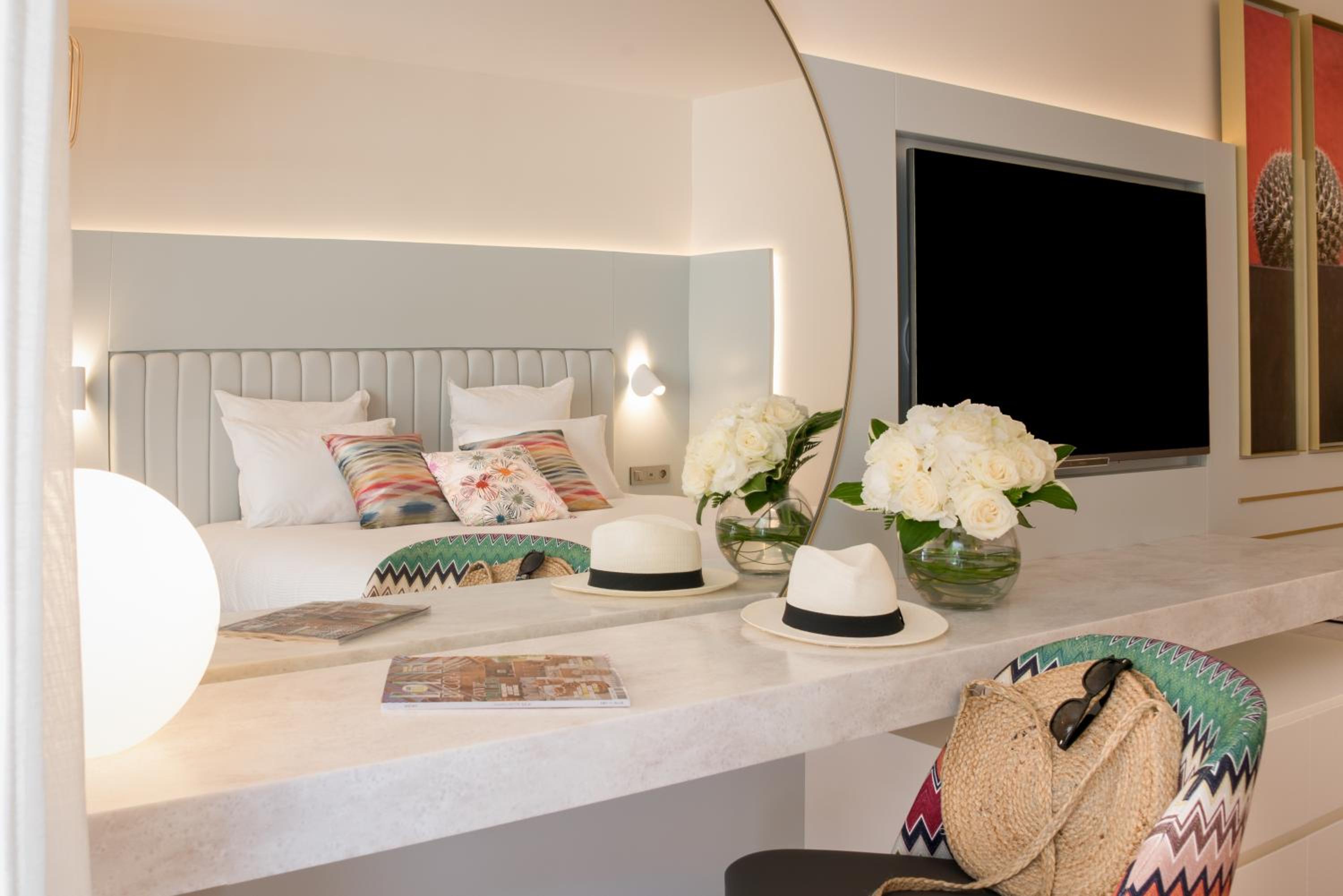Junior Suite with King or Twin Beds and Convertible Sofa - Photo 1