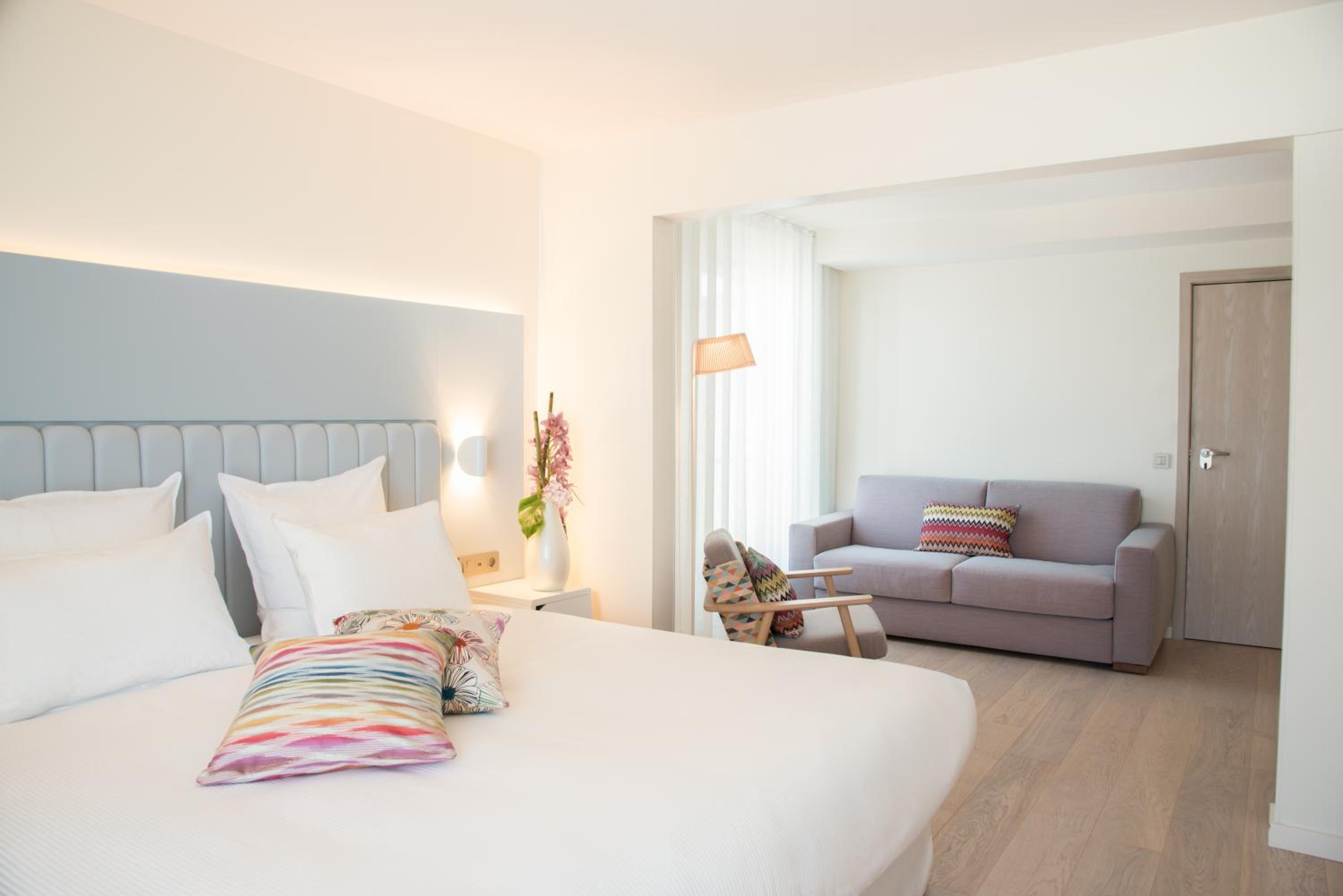 Junior Suite with King or Twin Beds and Convertible Sofa - Photo 2