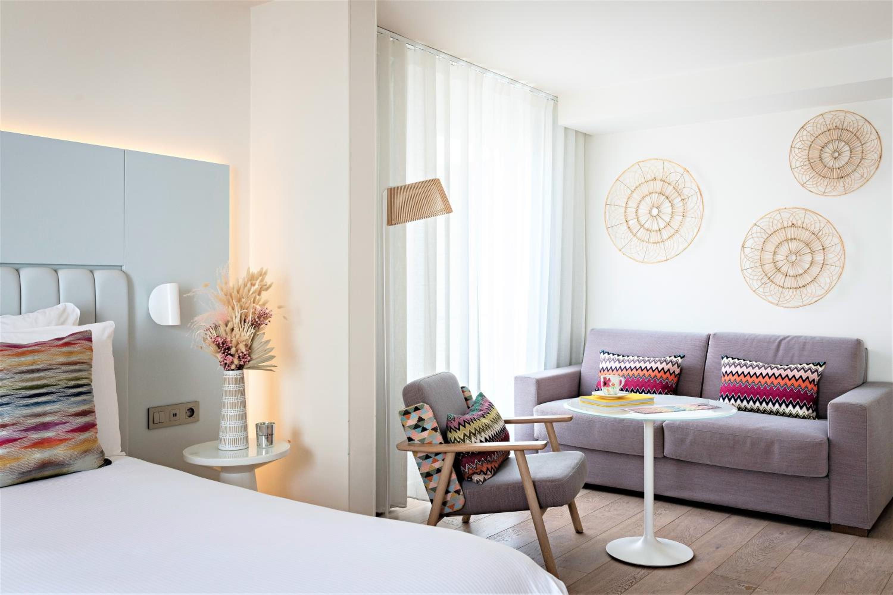 Junior Suite with King or Twin Beds and Convertible Sofa - Photo 4
