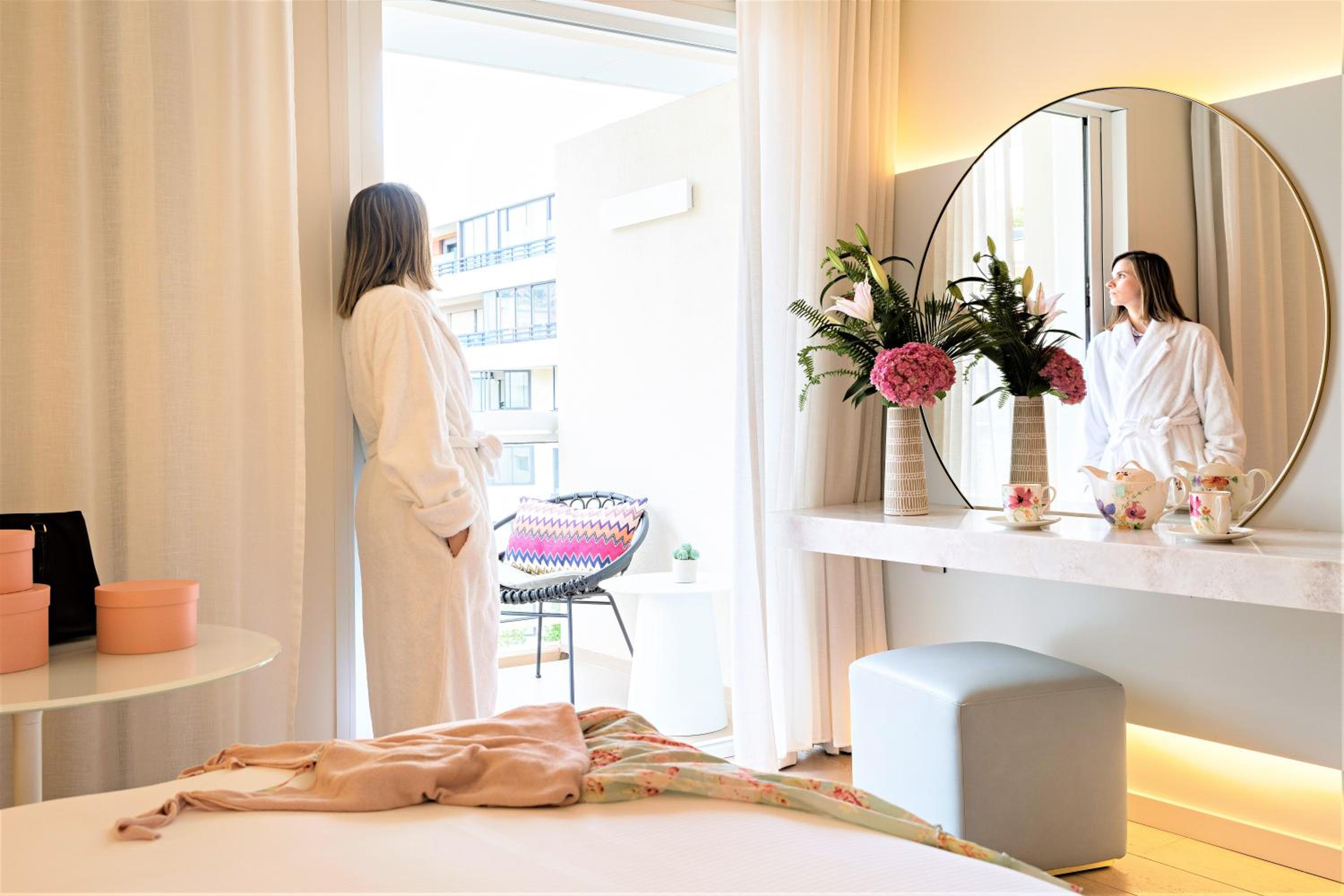 Deluxe Twin Room with Balcony - Photo 5