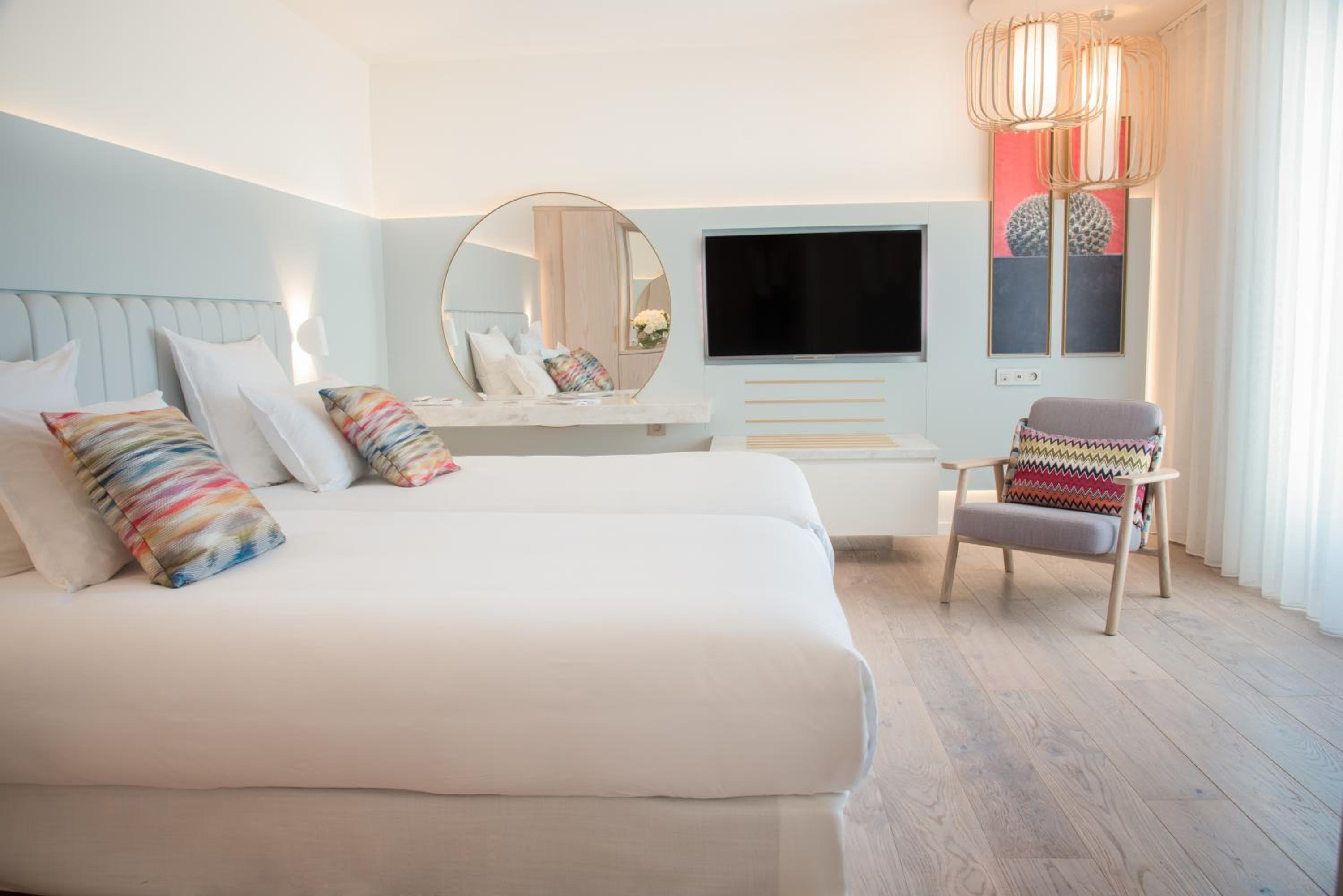 Deluxe Twin Room with Balcony - Photo 7