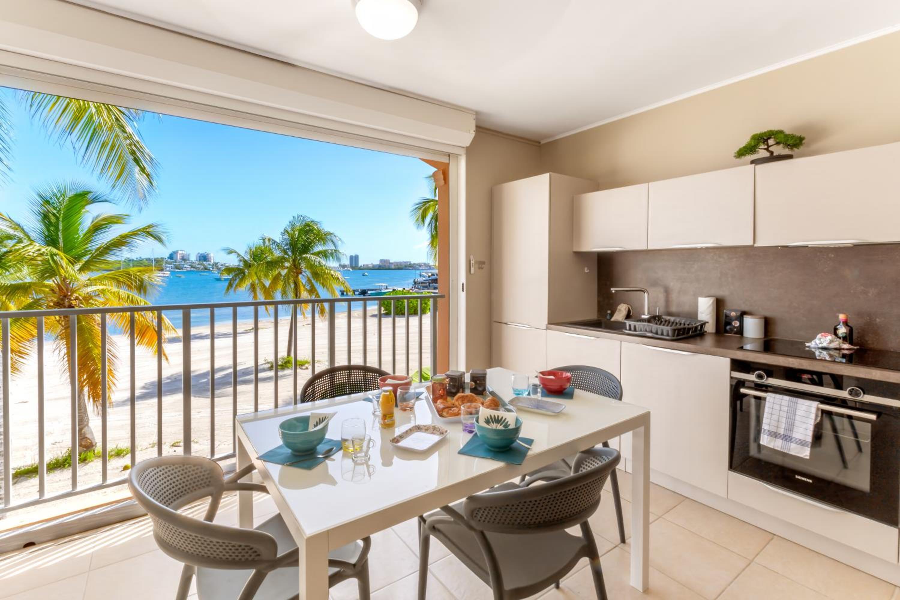One-Bedroom Apartment with Sea View photo 1