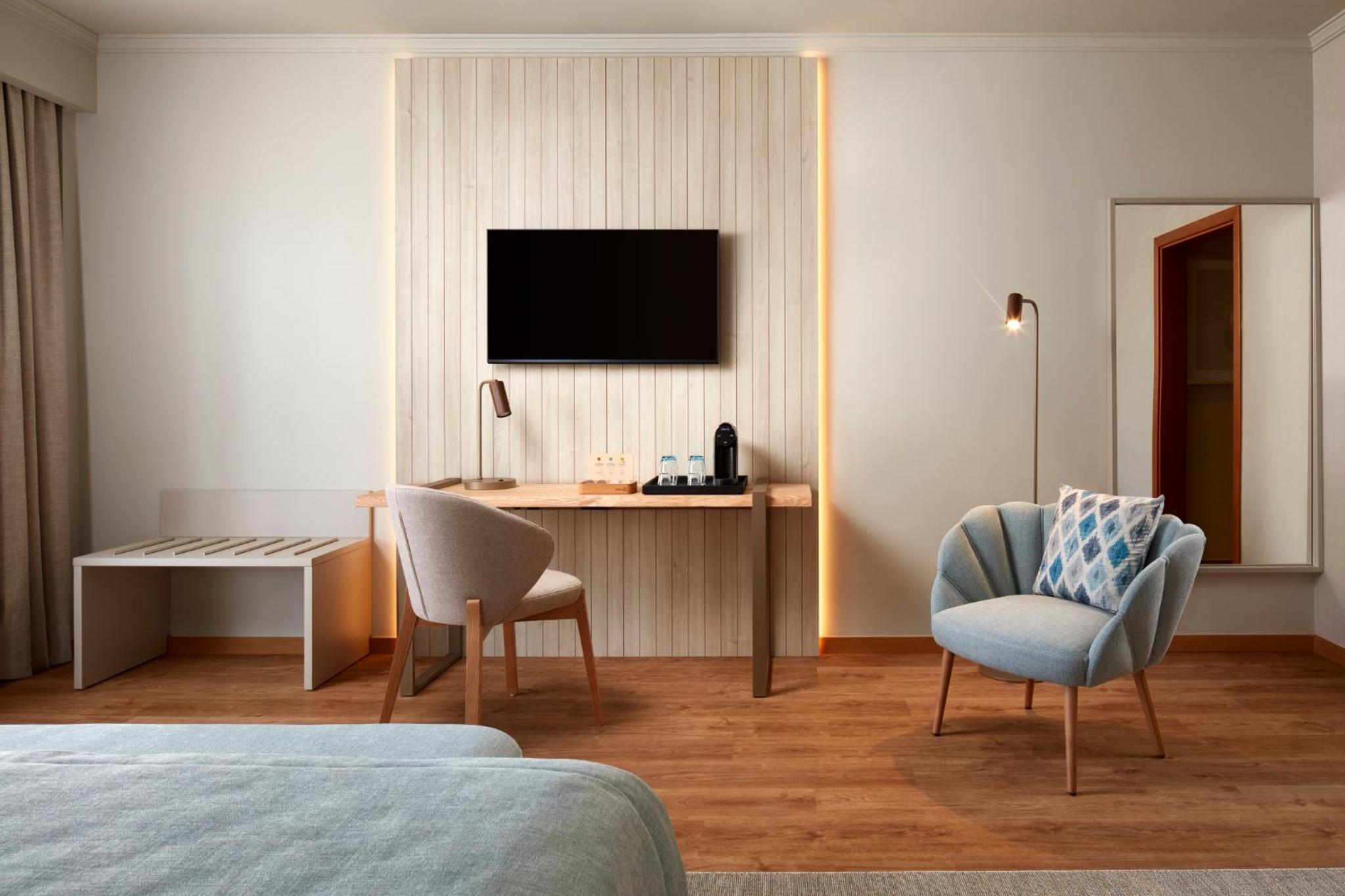 Superior Room with Partial Sea View photo 3