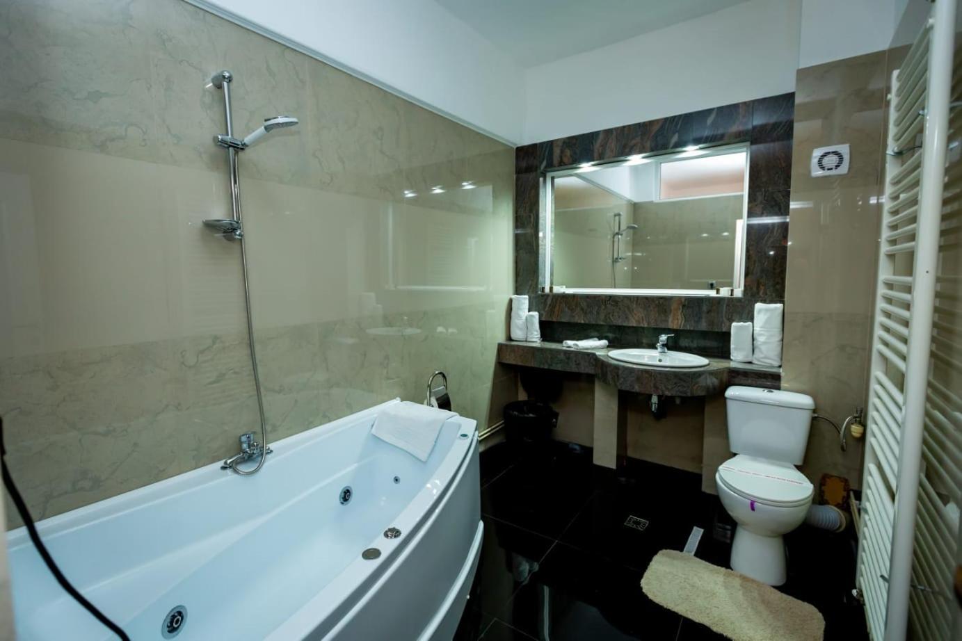 King Room with Spa Bath photo 3