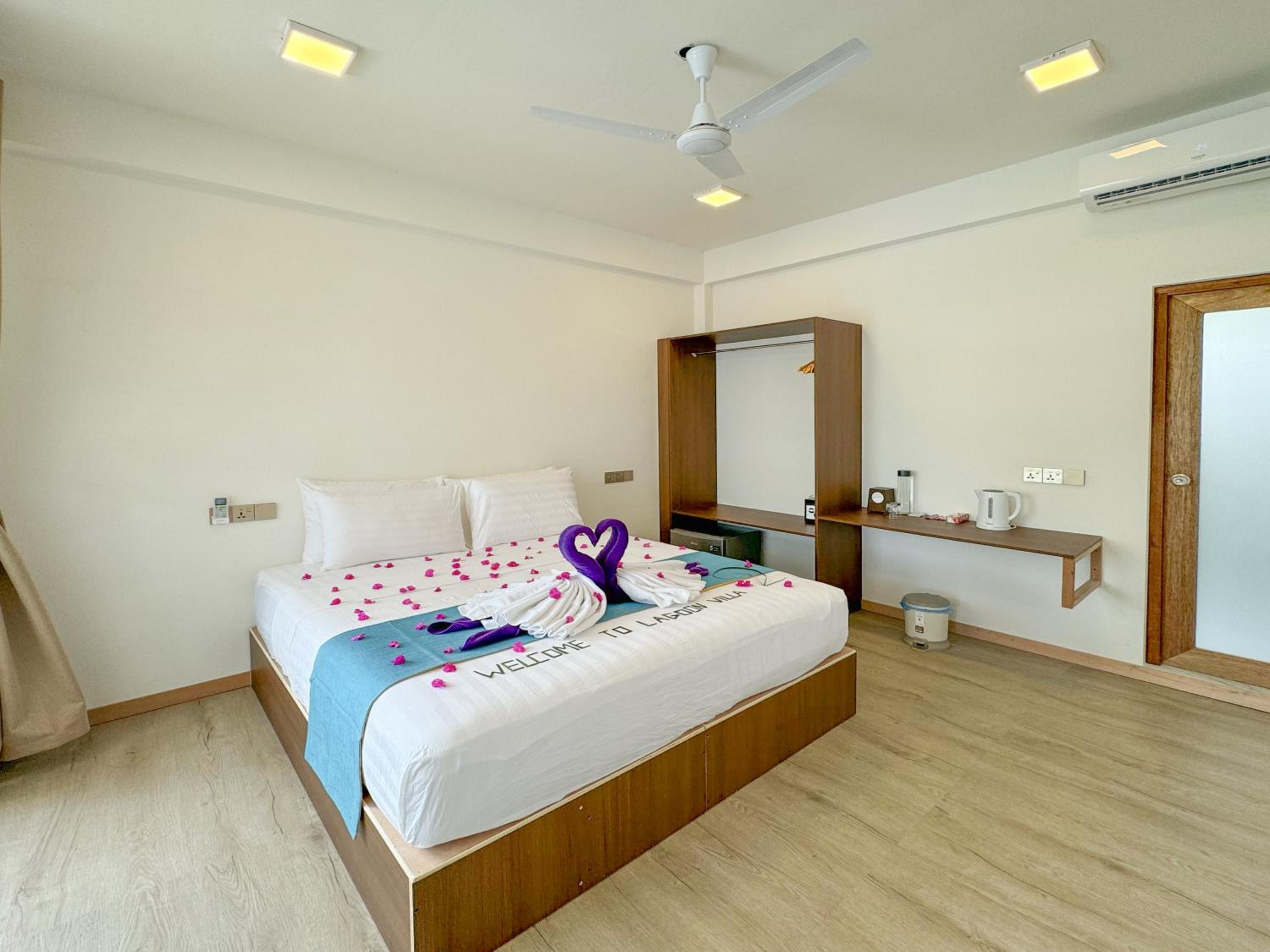Deluxe Double Room - Photo 9