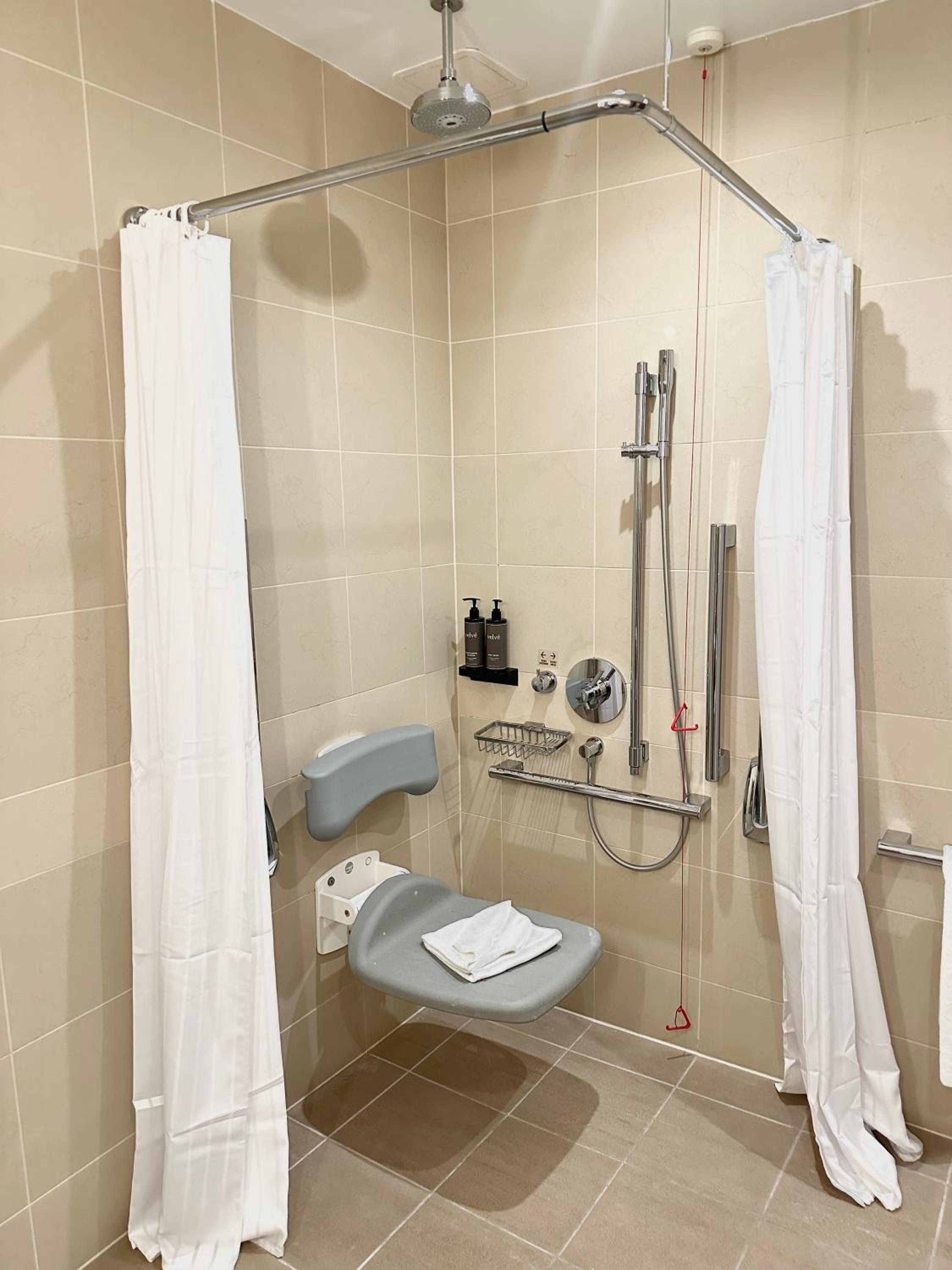 Twin Room - Disability Access - Photo 4