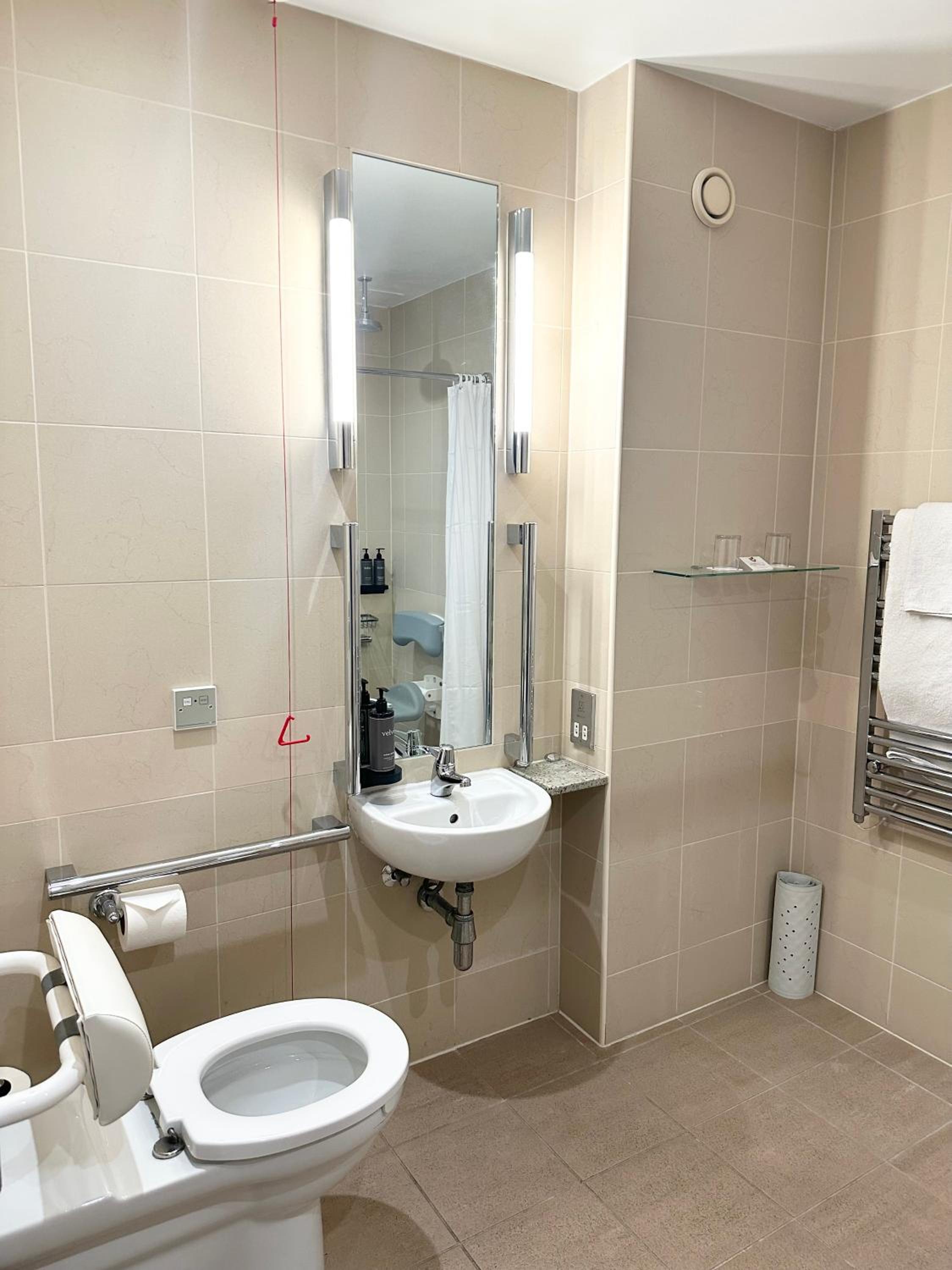 Twin Room - Disability Access - Photo 5