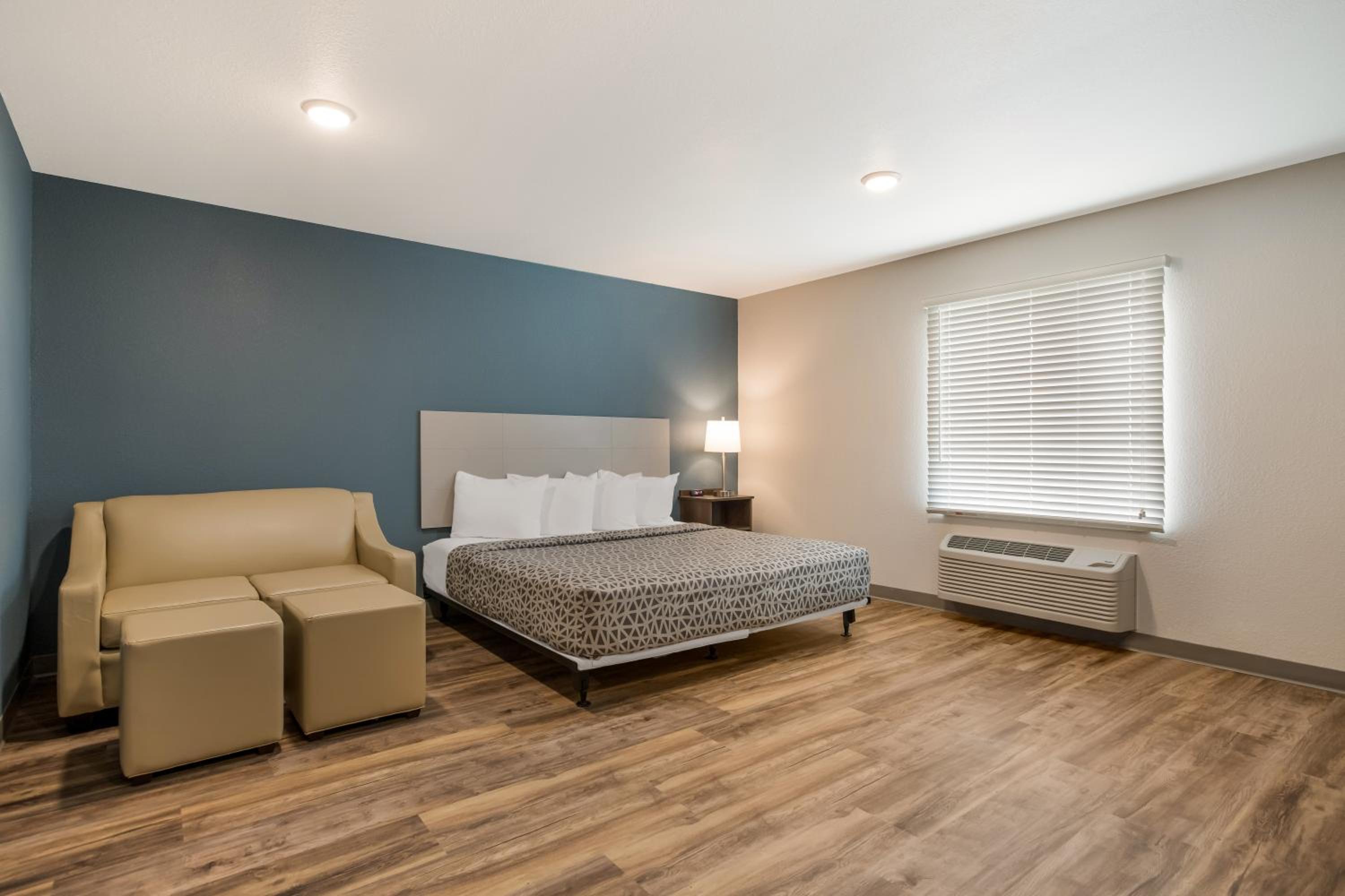King Suite with Sofa - Non Smoking - Photo 2