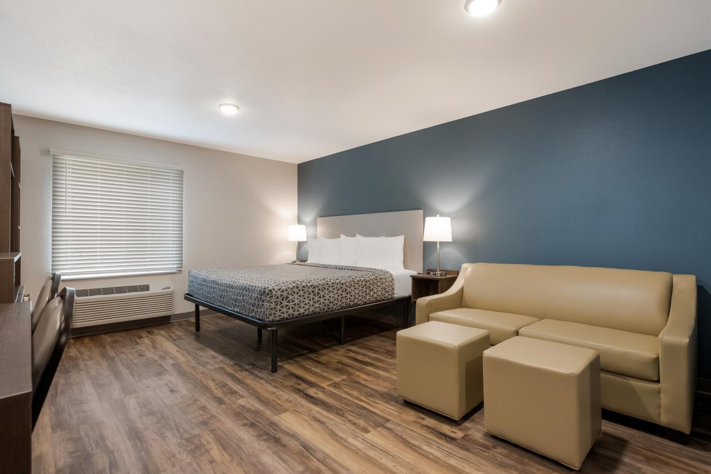 King Suite with Sofa - Non Smoking - Photo 4