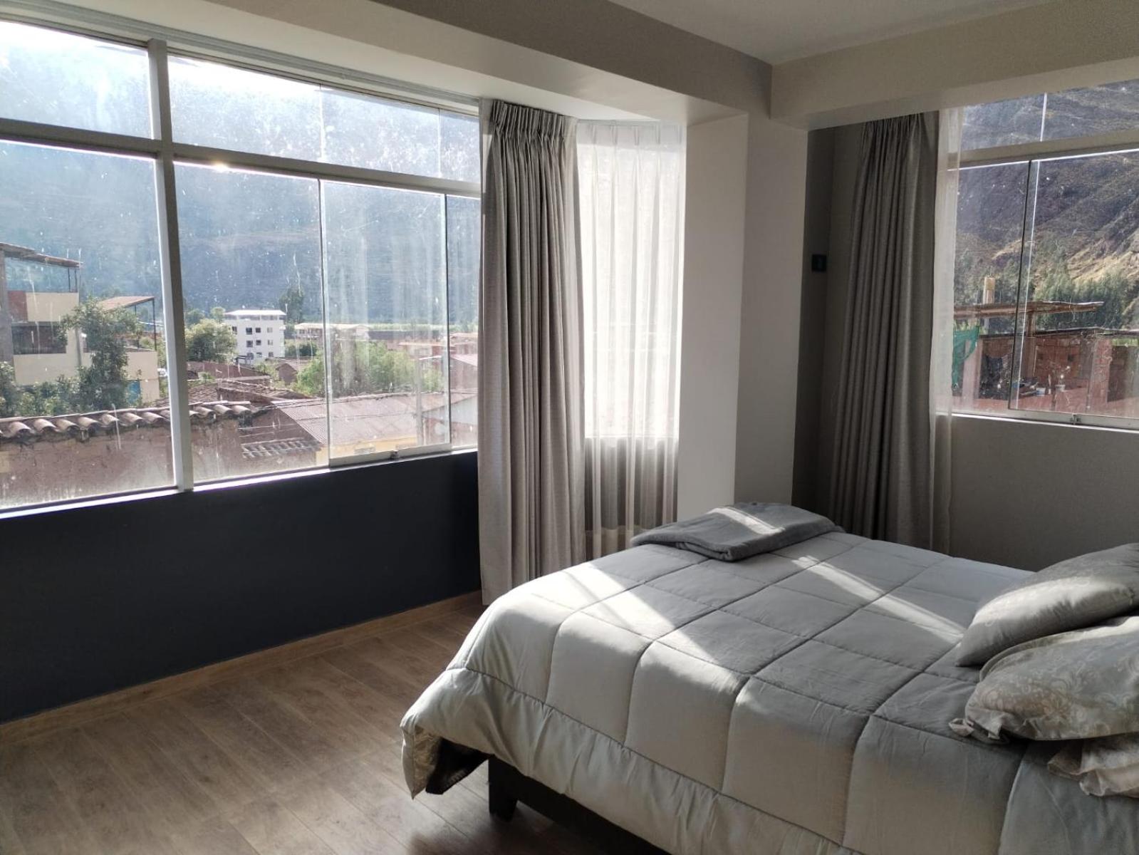 Eight-Bedroom House photo 1