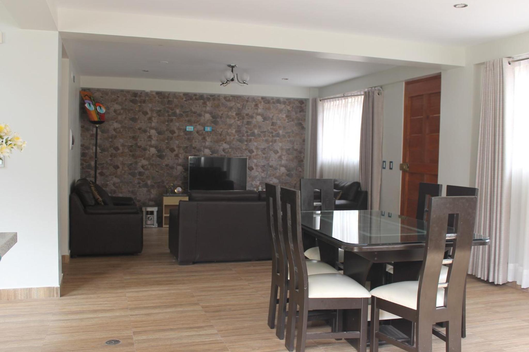 Eight-Bedroom House photo 2