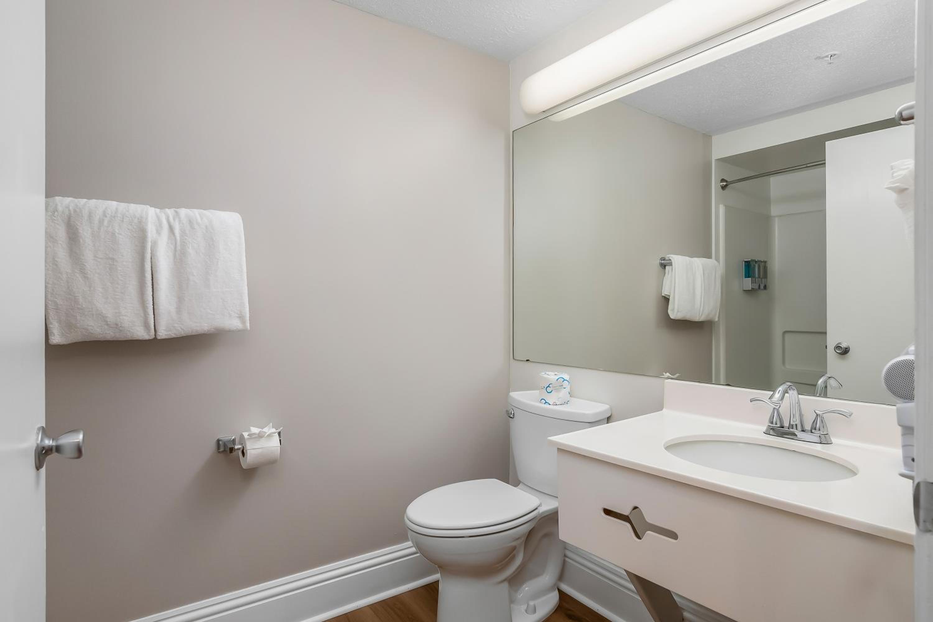 Queen Suite - Photo 7