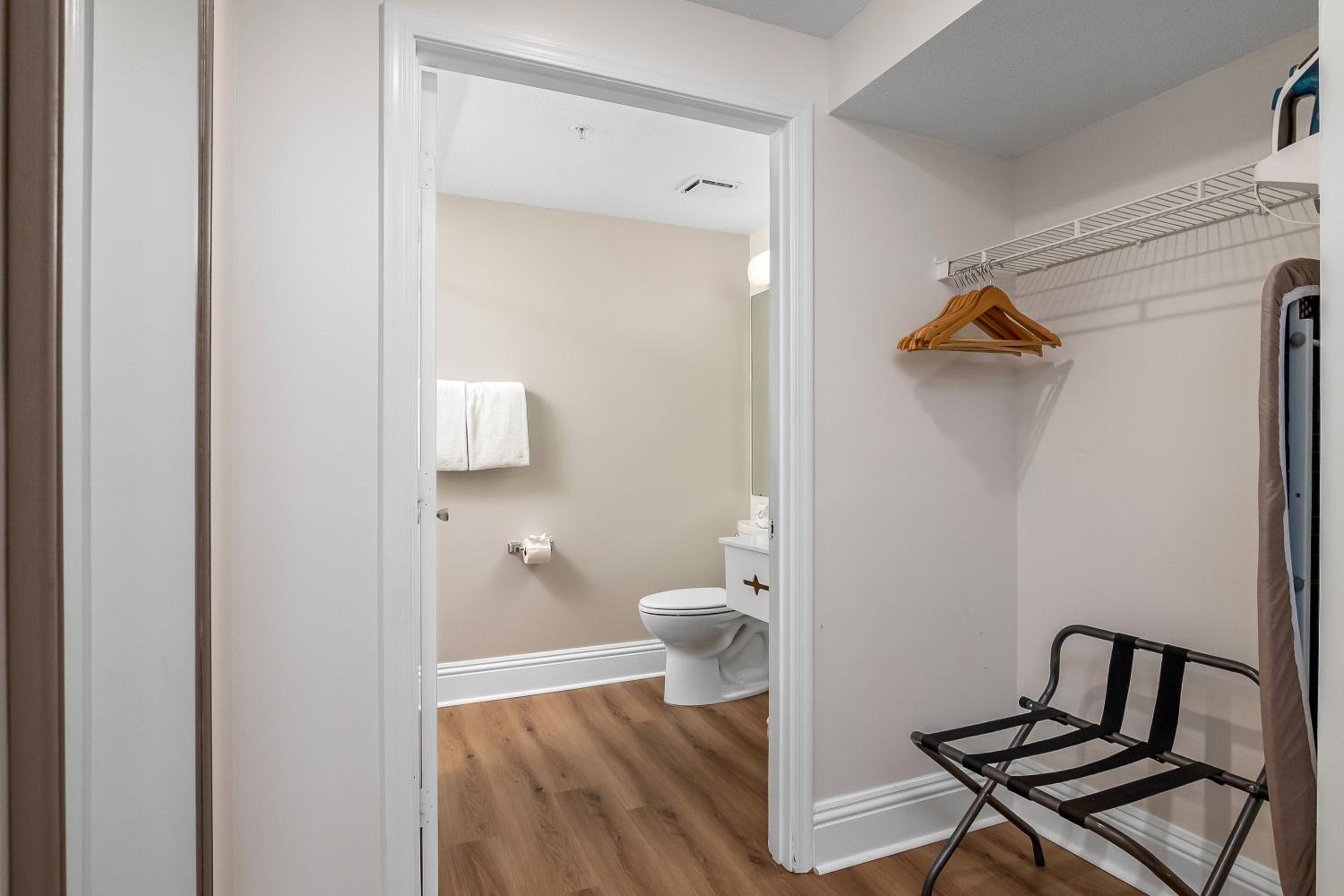 Queen Suite - Photo 8