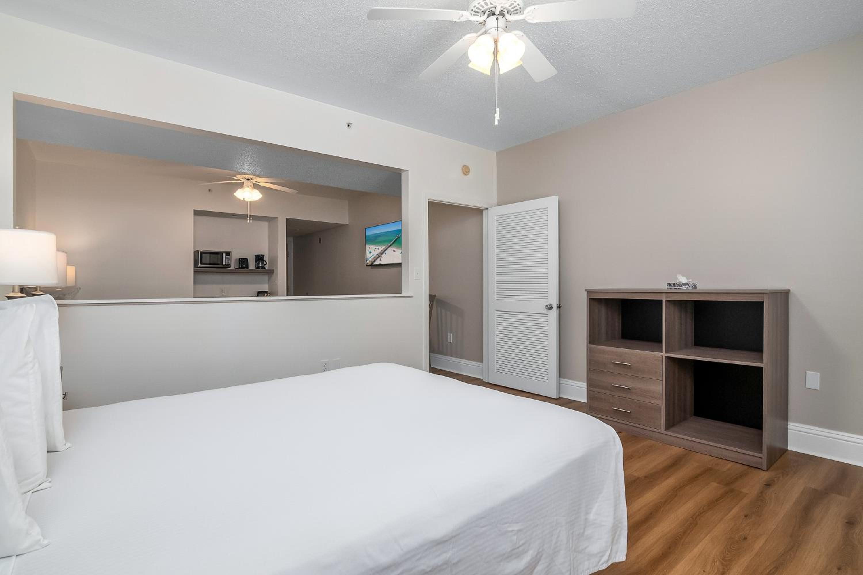 Queen Suite - Photo 1