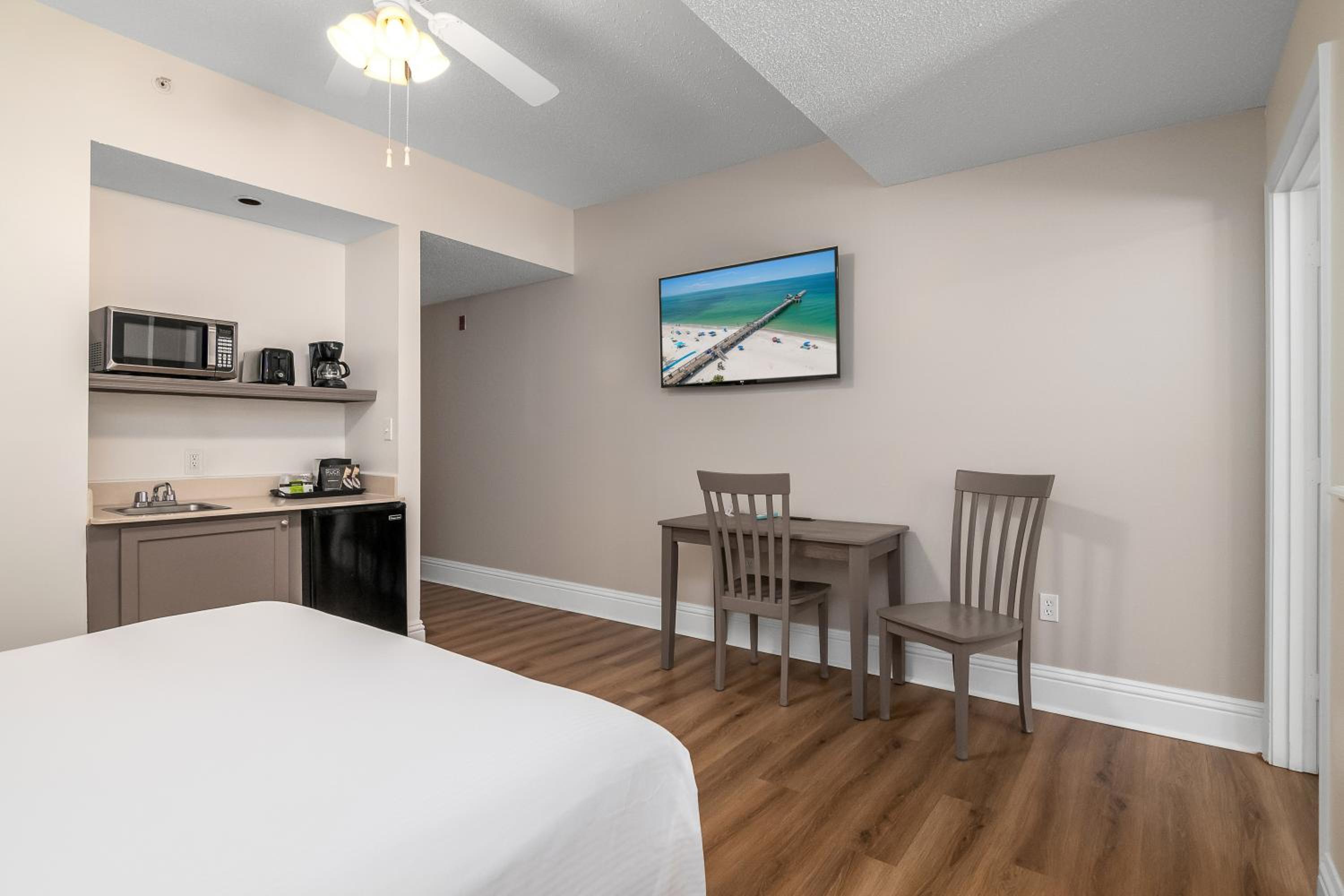 Queen Suite - Photo 2