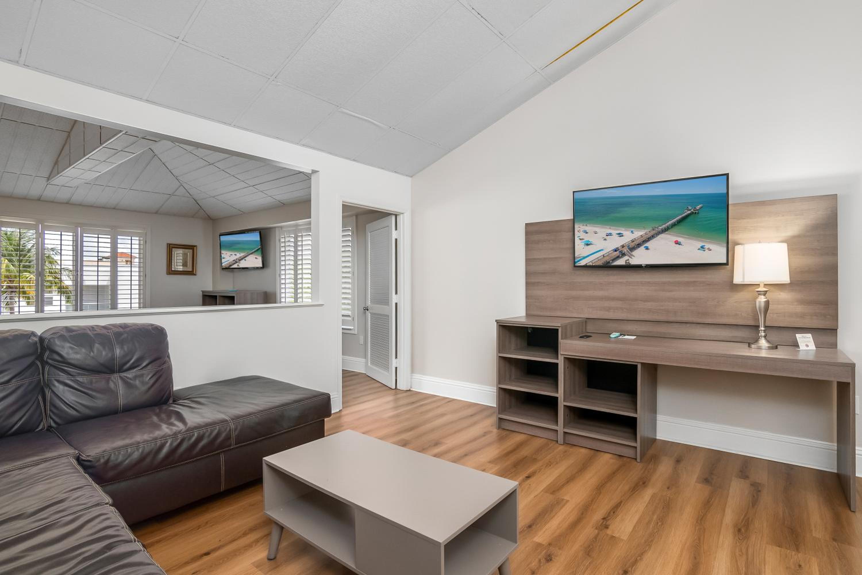 King Suite - Photo 2