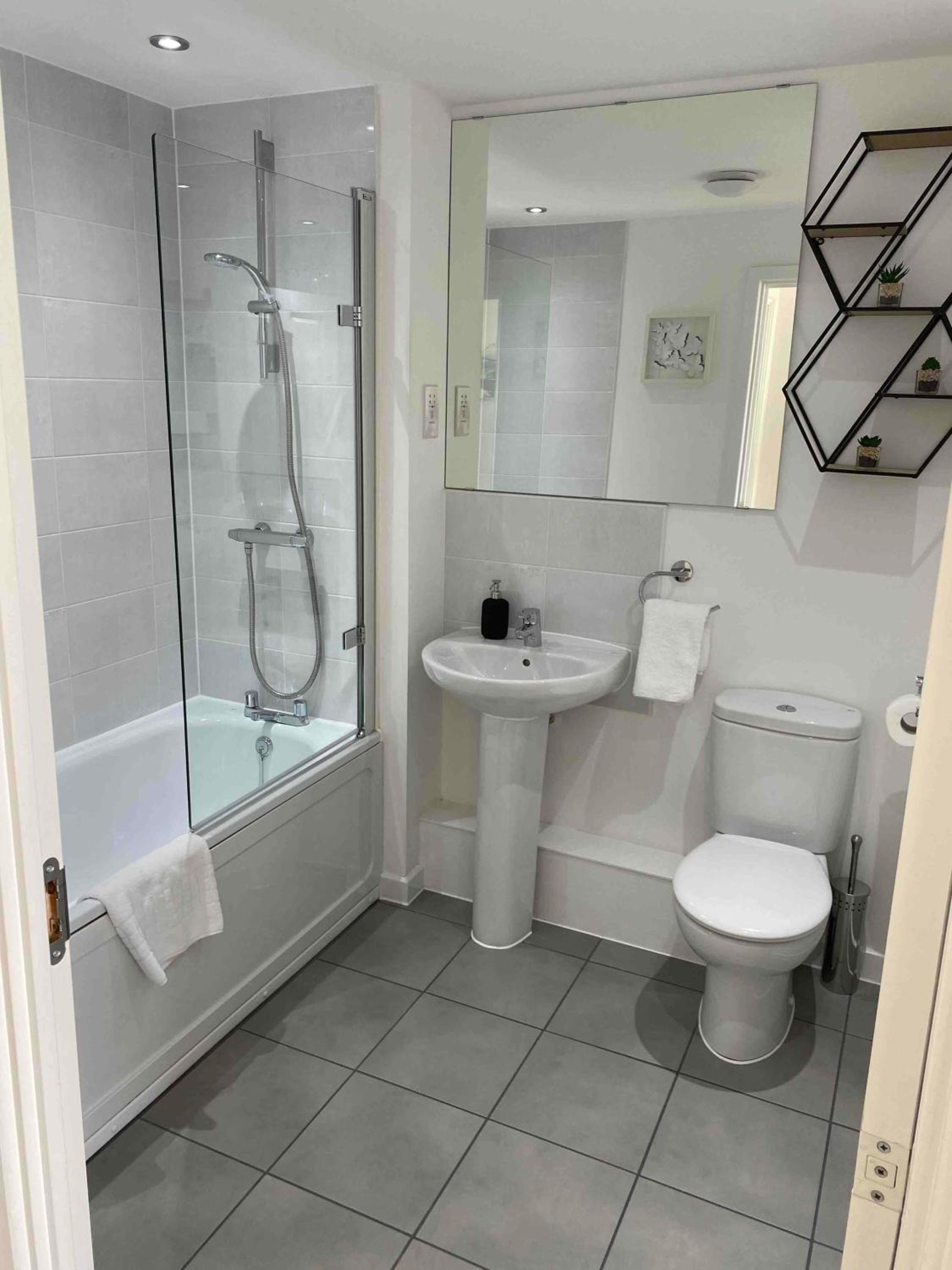 Classic One-Bedroom Apartment With King Bed photo 2