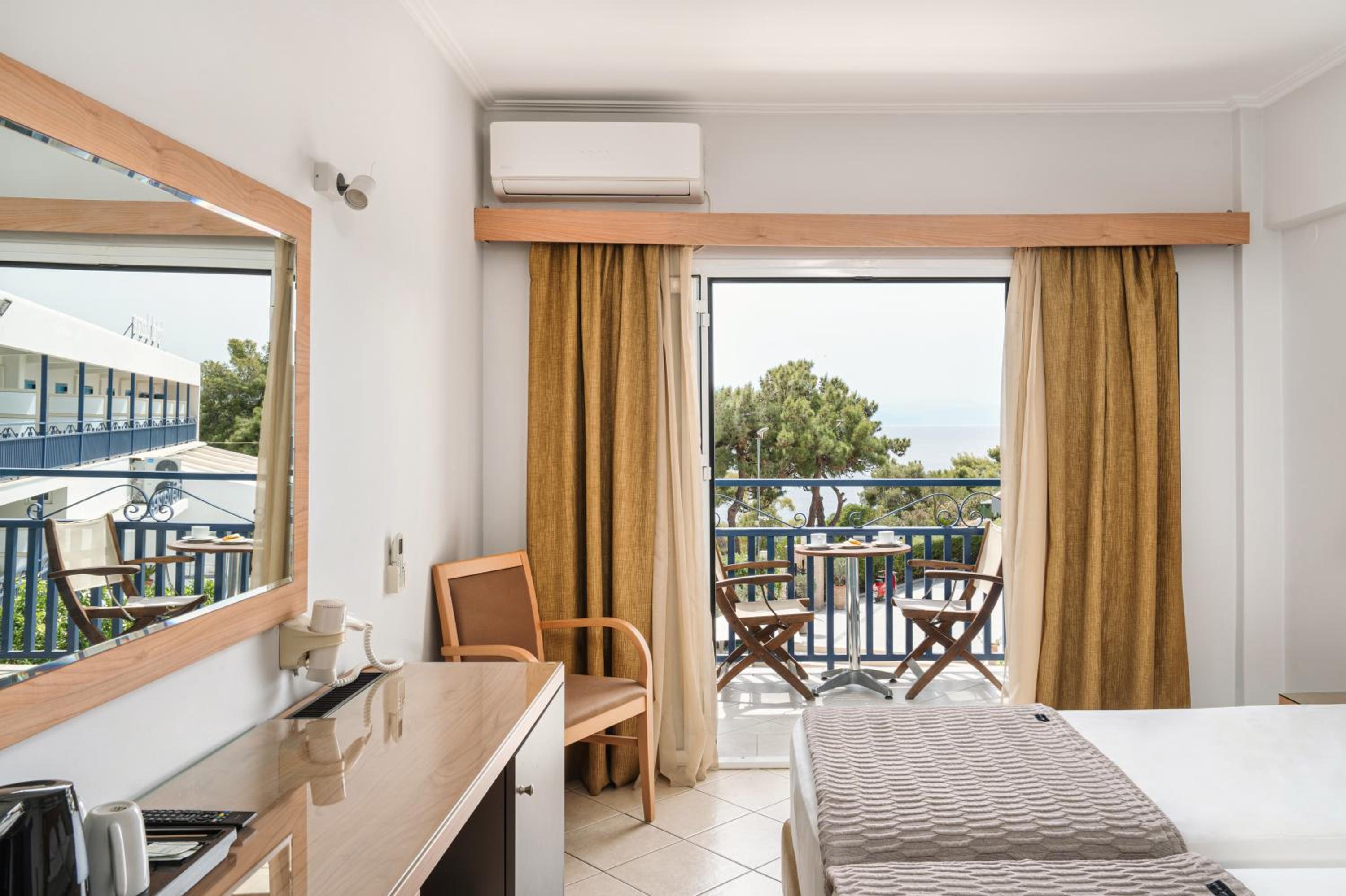 Twin Room with Sea View - Photo 4