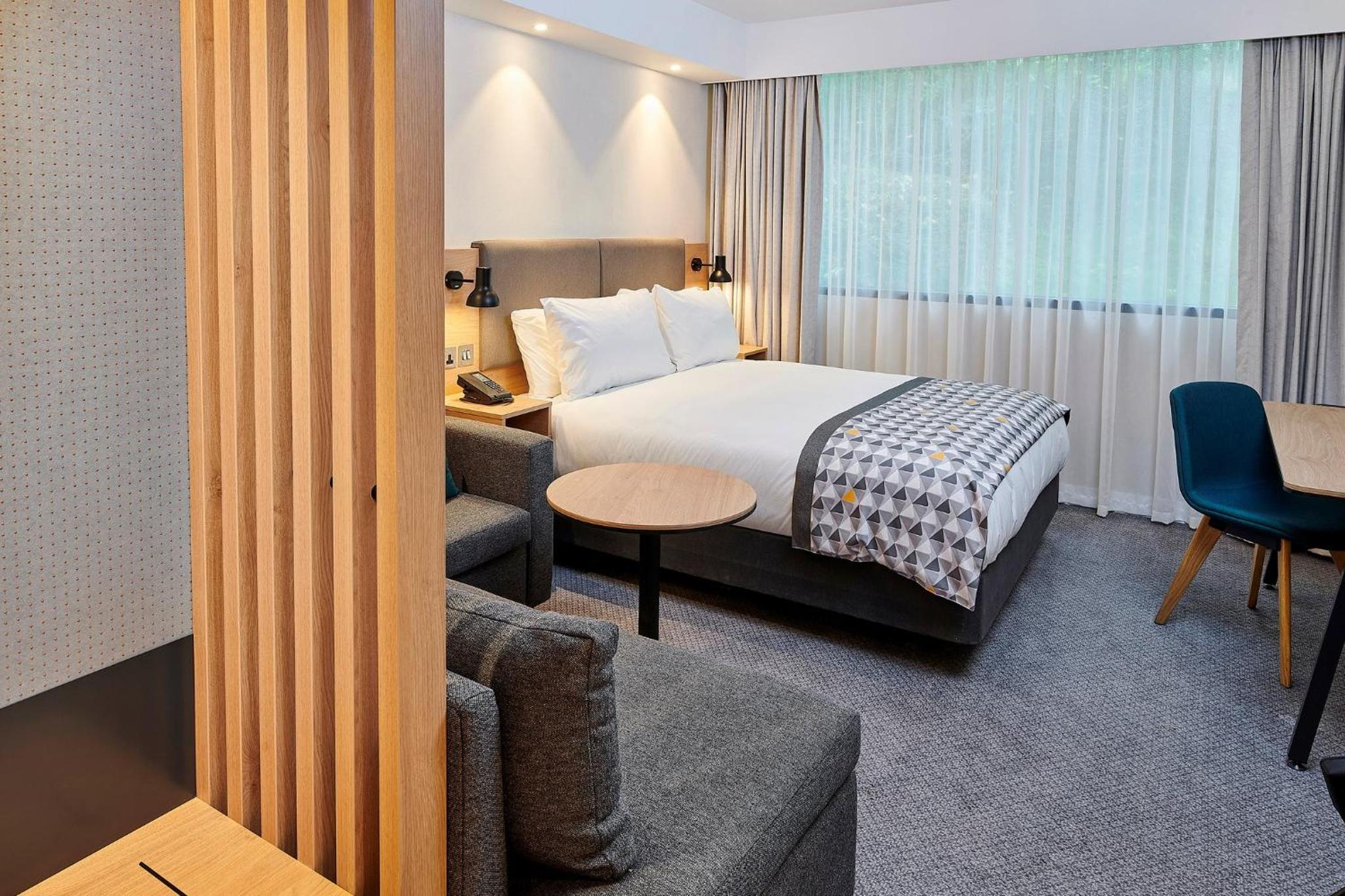 Standard King Room with Double Sofa Bed - Photo 5
