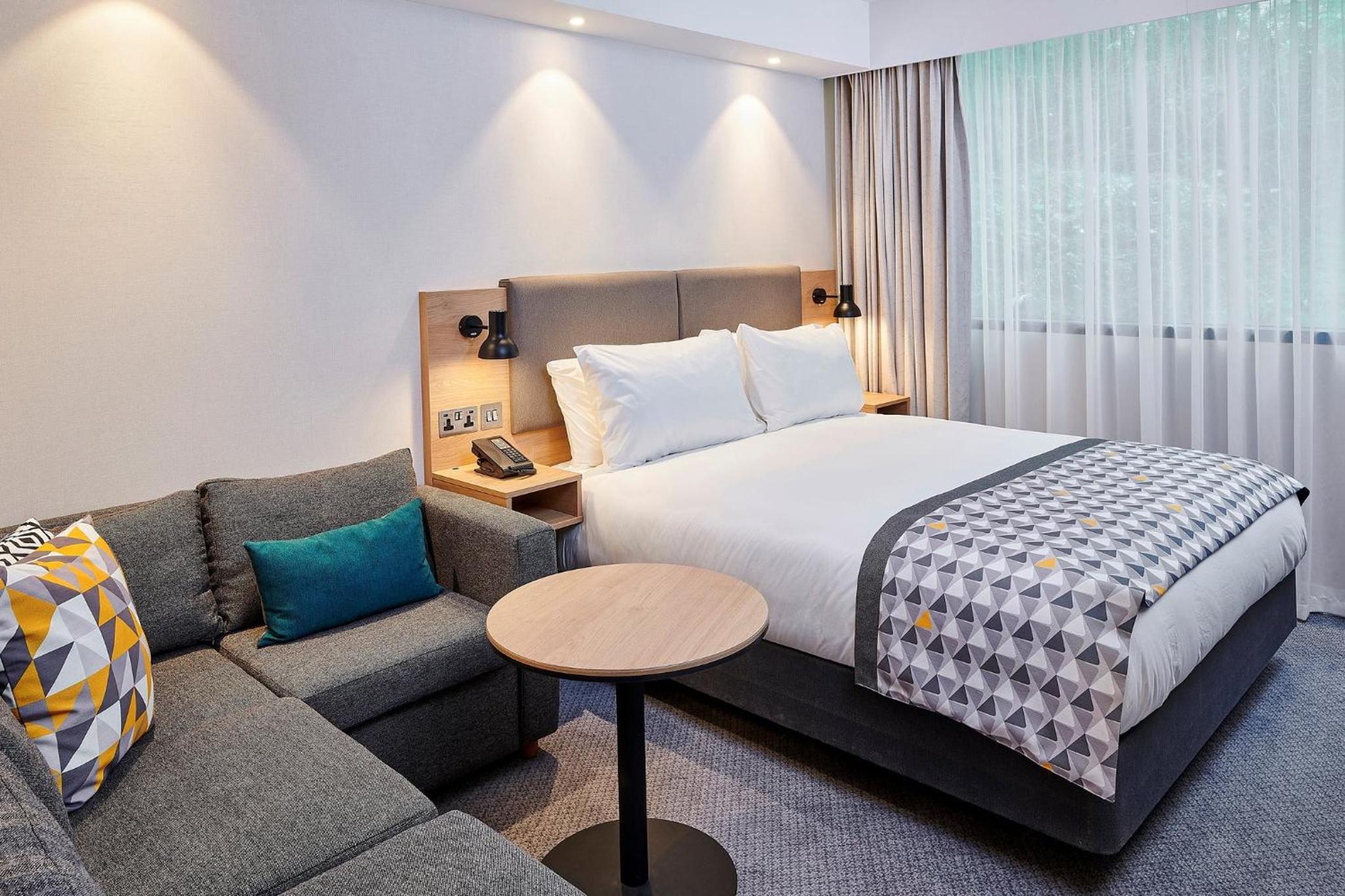 Standard King Room with Double Sofa Bed - Photo 2