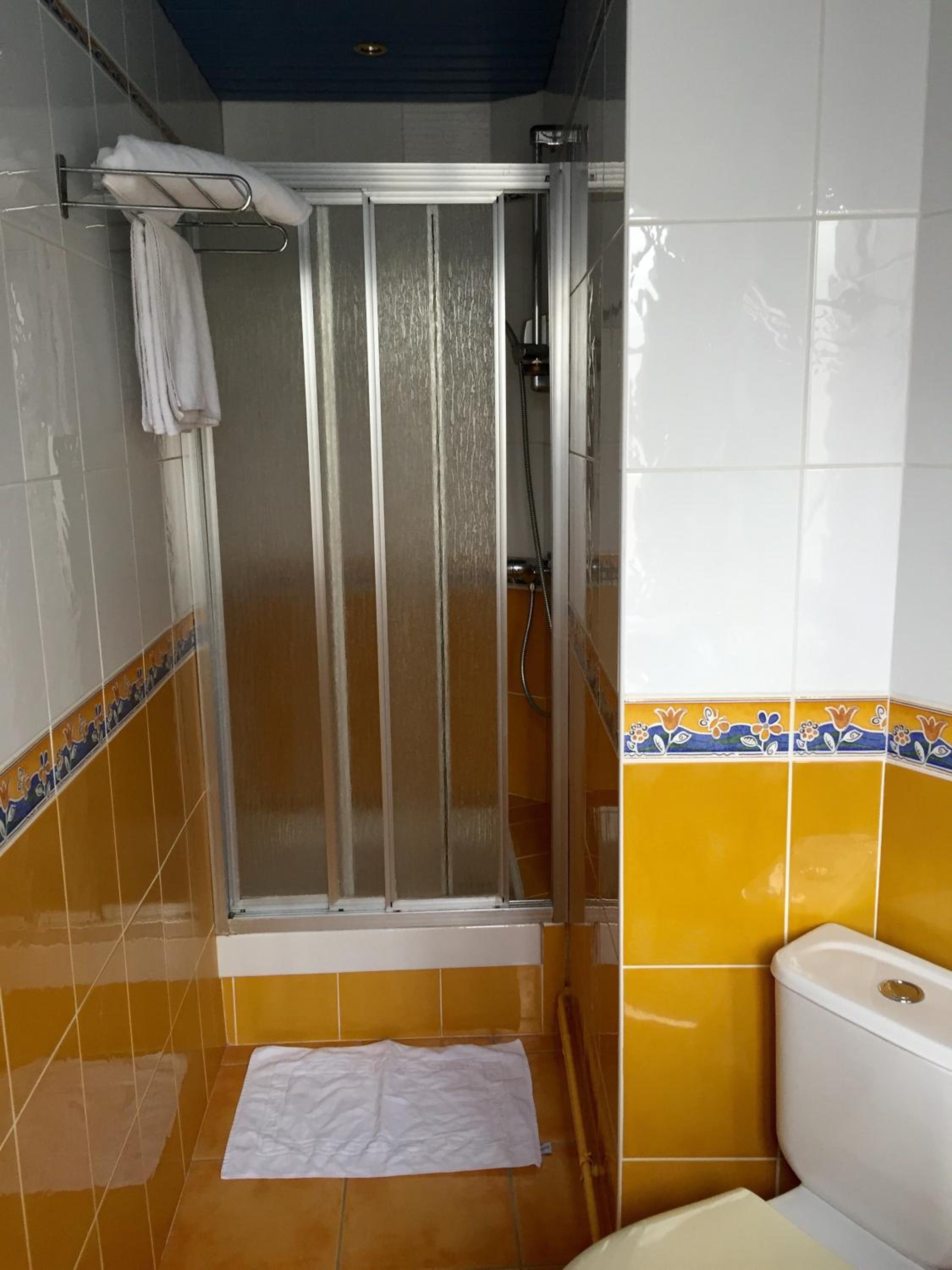 Comfort Double Room with Shower - Photo 3