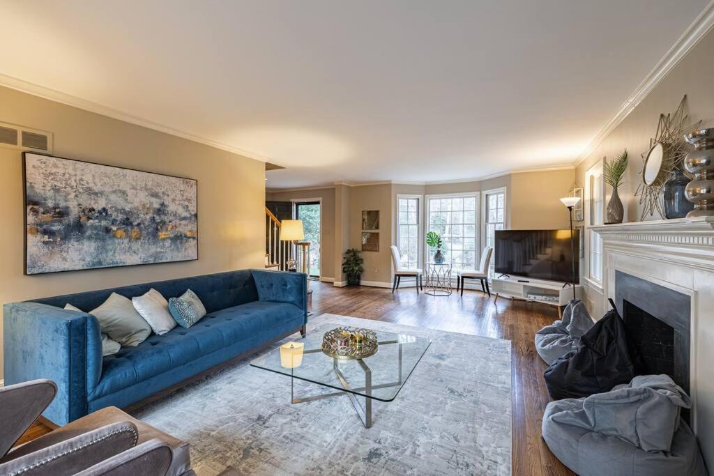 Six-Bedroom House photo 1