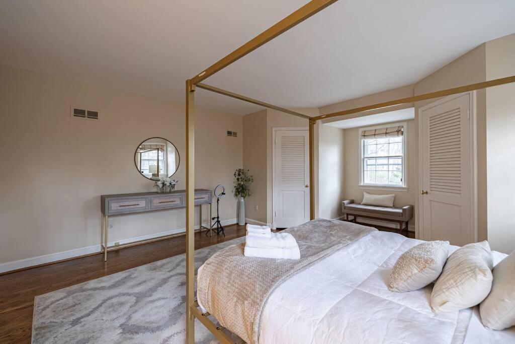 Six-Bedroom House photo 2