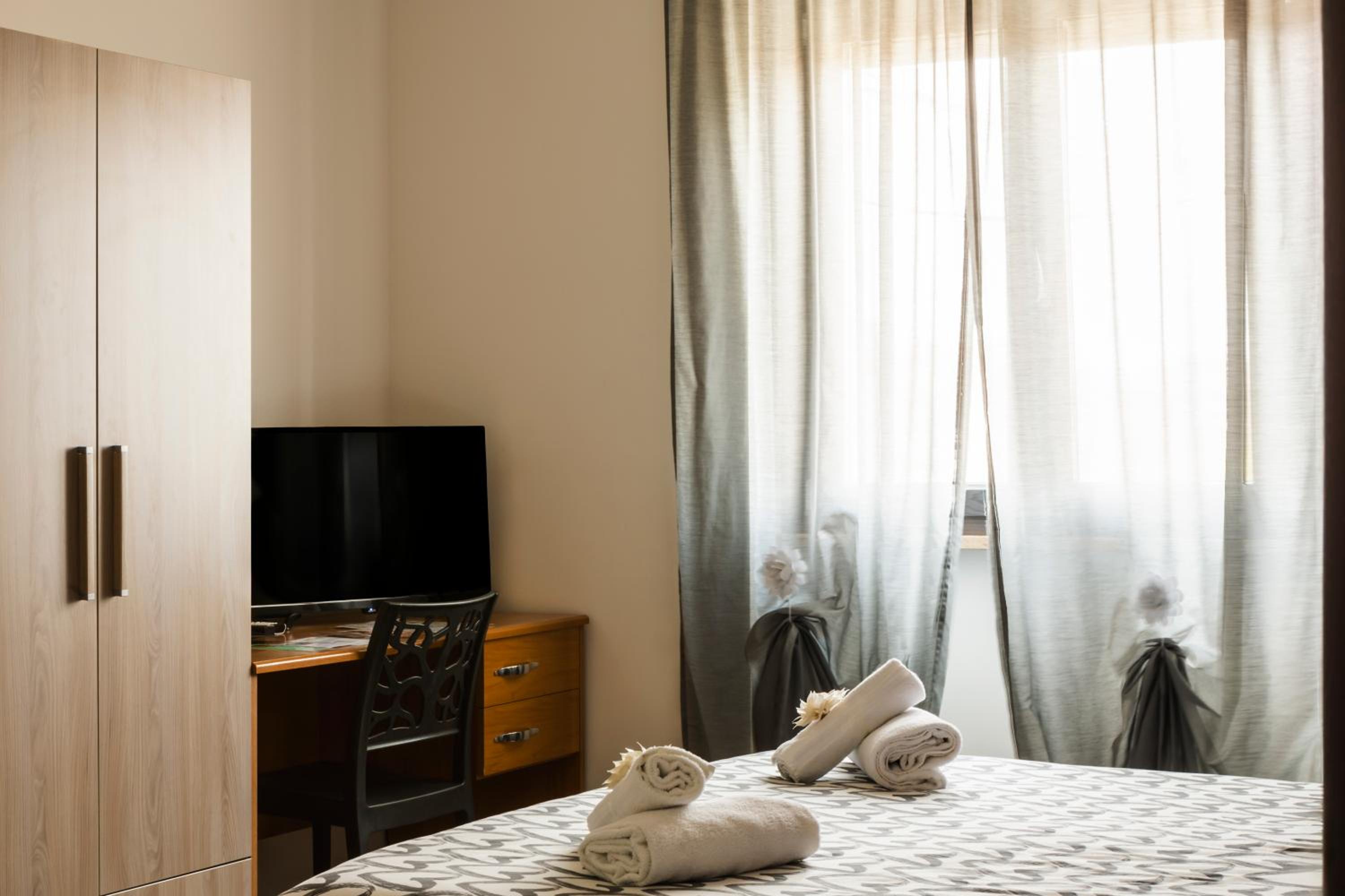 Deluxe Room - Photo 9