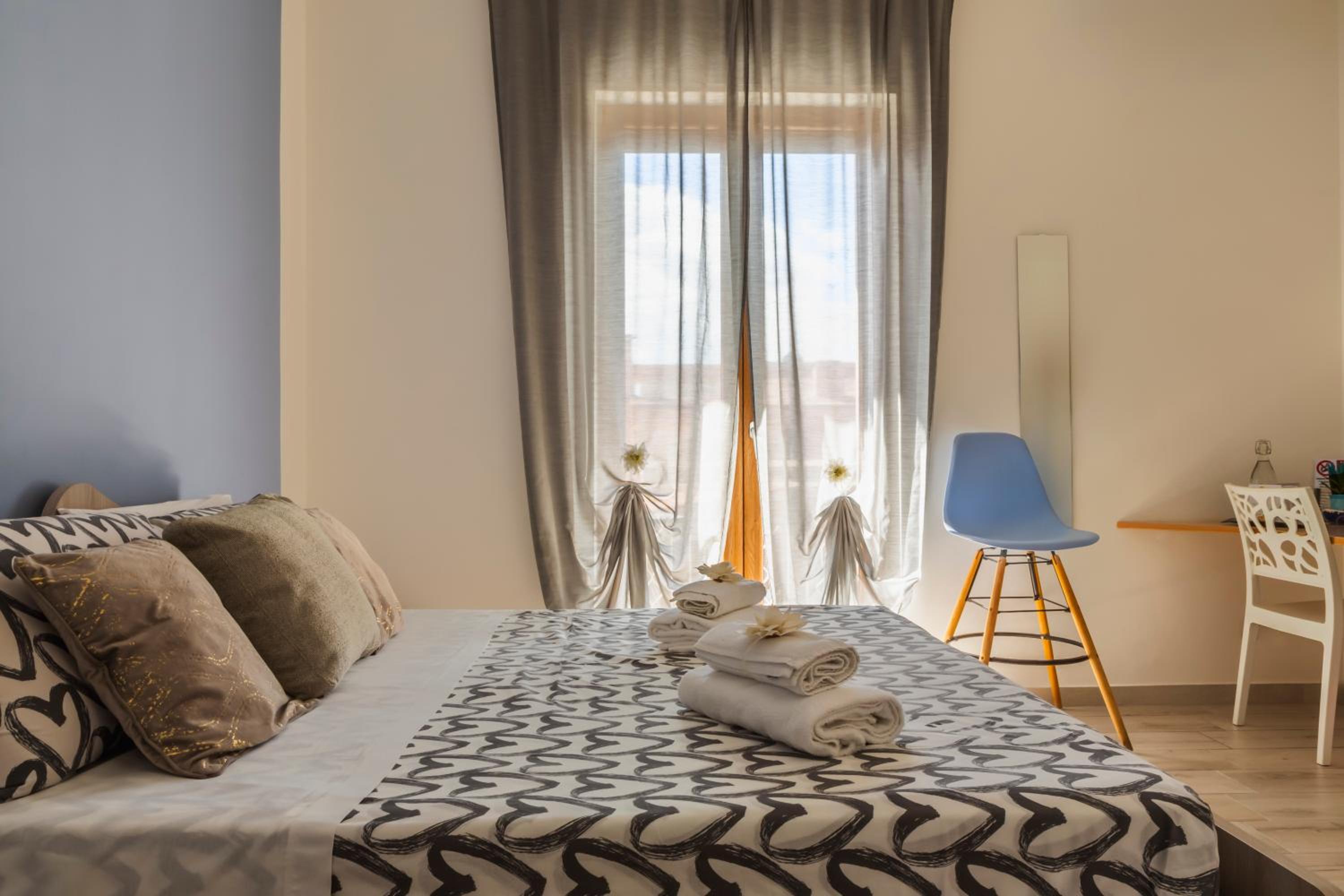 Double Room with Balcony - Photo 23