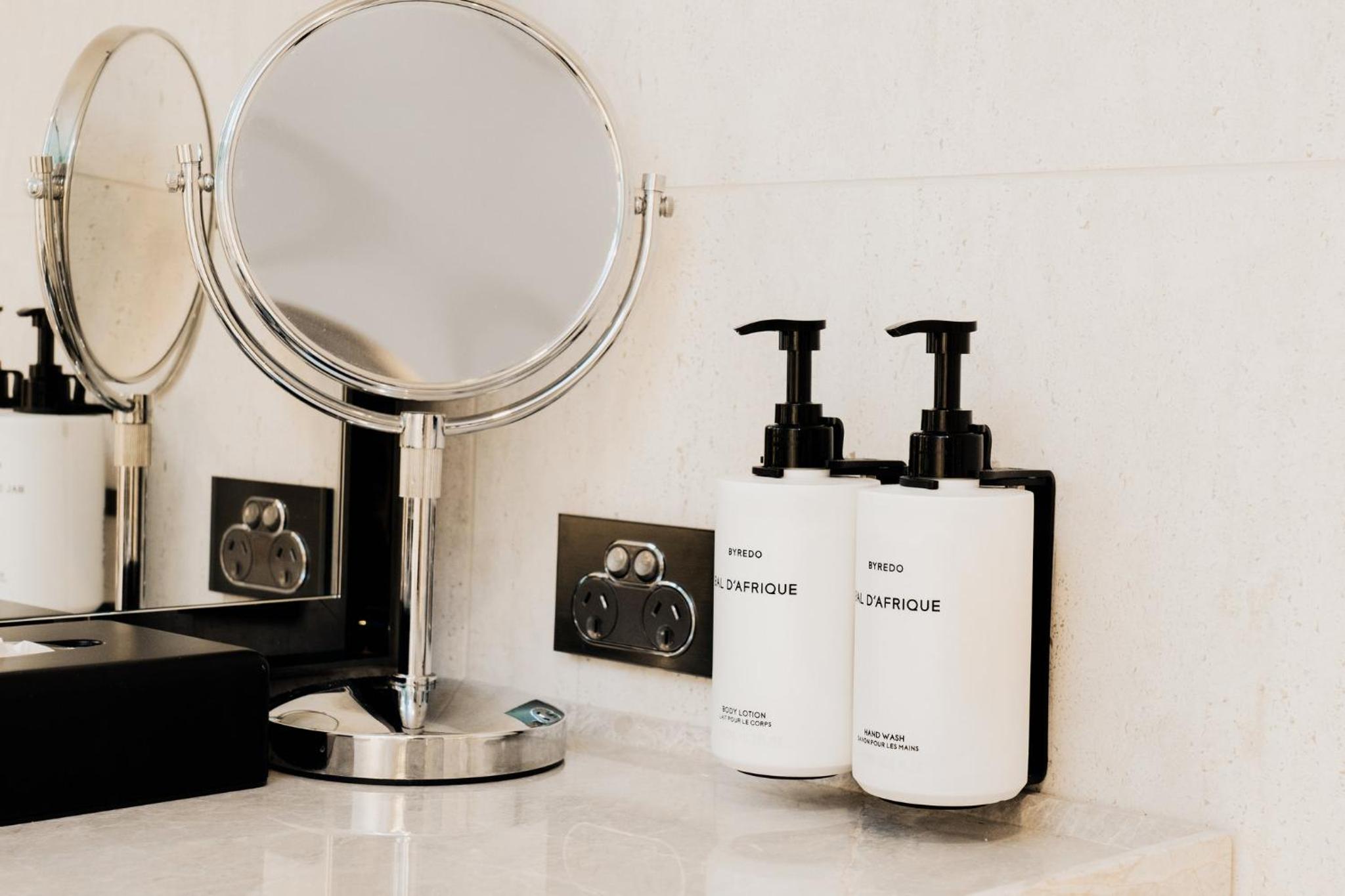 Premium King Room - Photo 8
