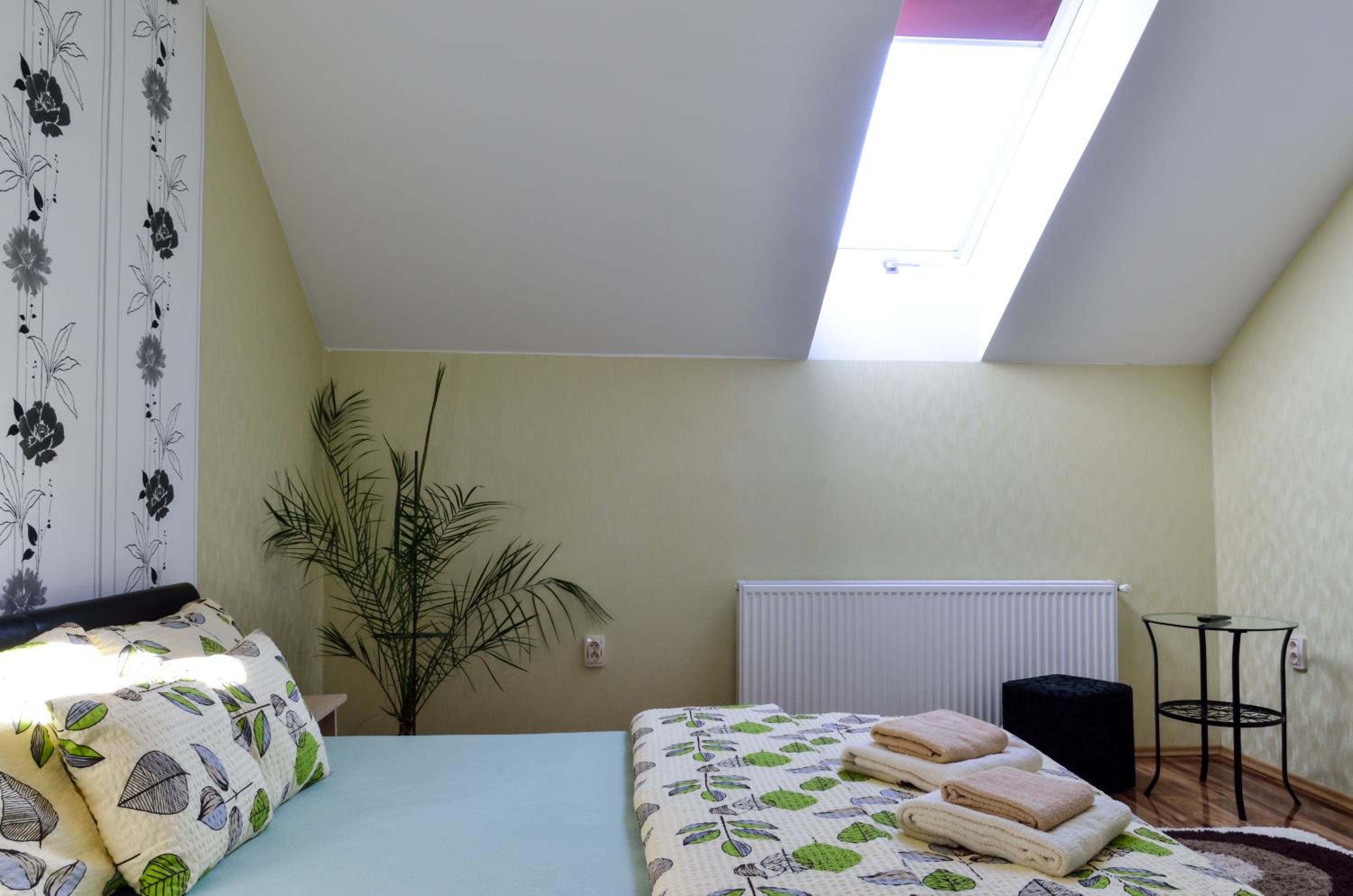 Two-Bedroom Upstairs Apartment with Garden View - Photo 3