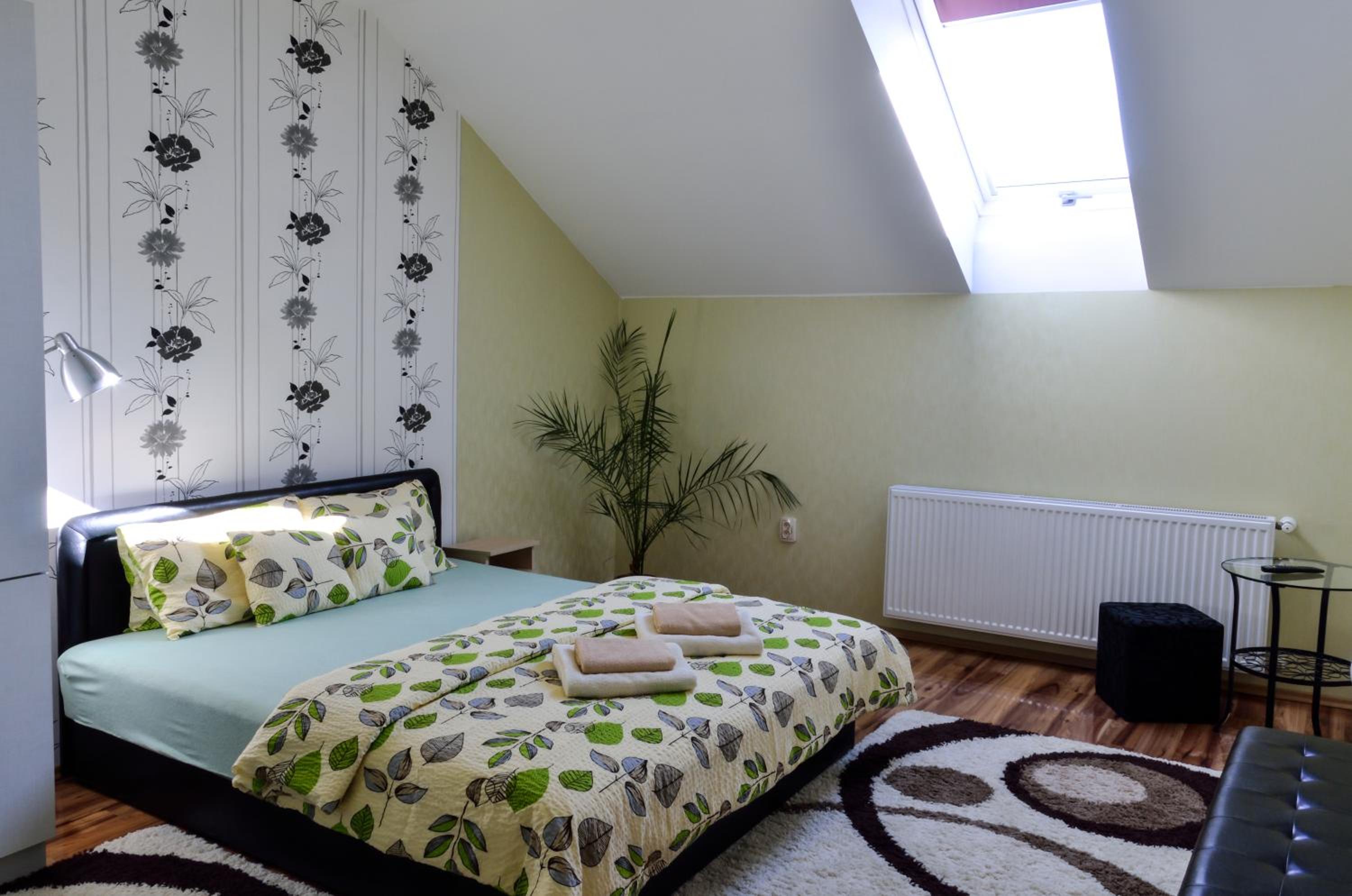 Two-Bedroom Upstairs Apartment with Garden View - Photo 1