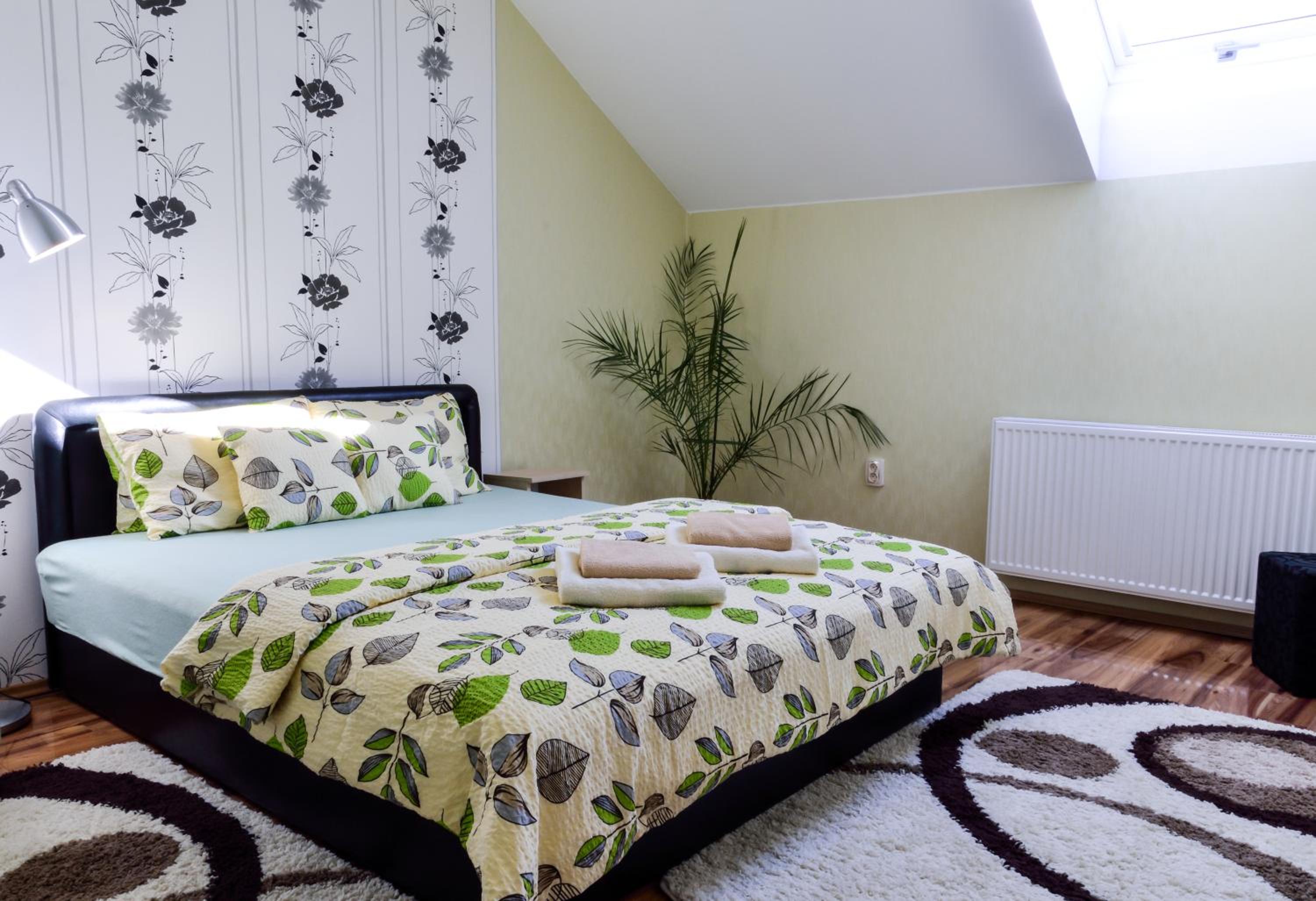 Two-Bedroom Upstairs Apartment with Garden View - Photo 18
