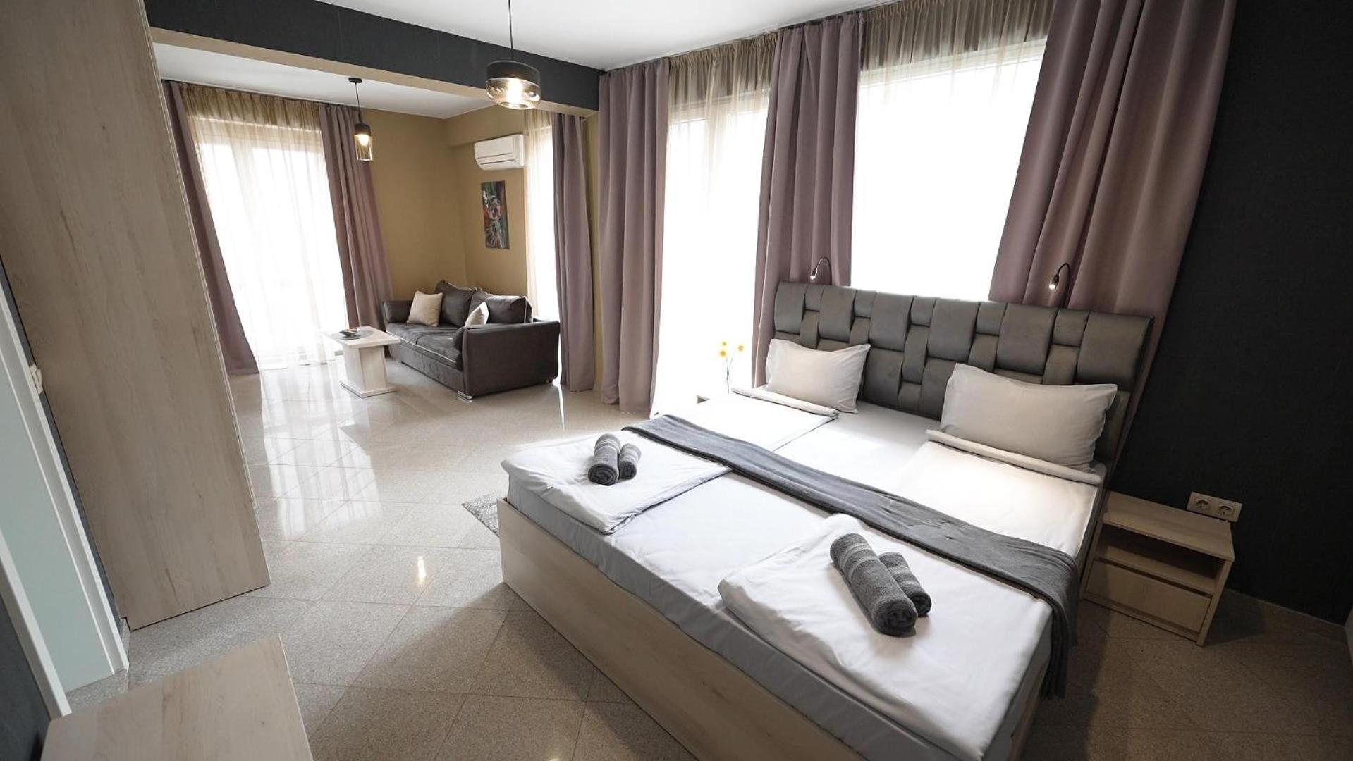King Studio with Sofa Bed - Photo 10