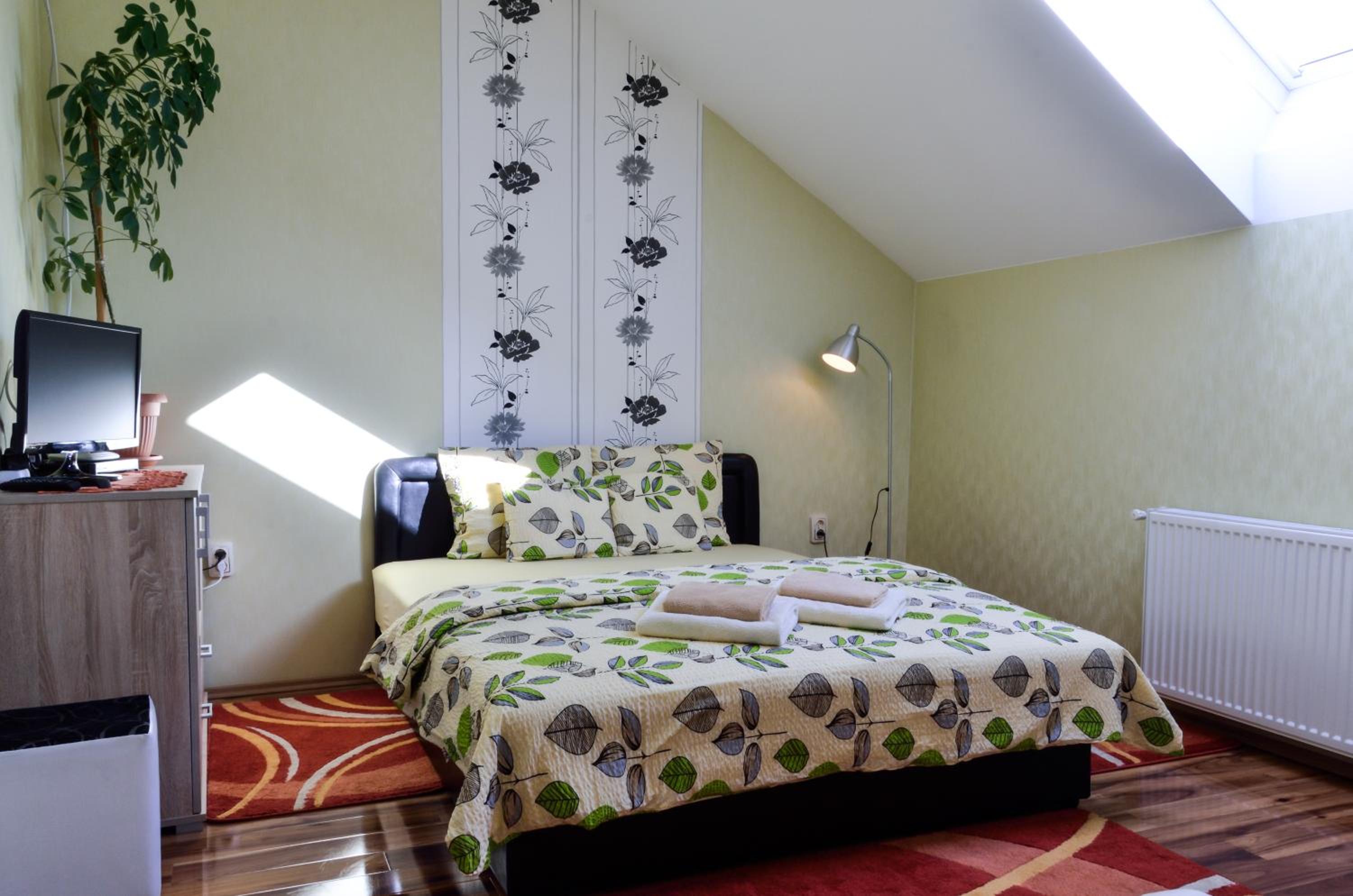 Two-Bedroom Upstairs Apartment with Garden View - Photo 20