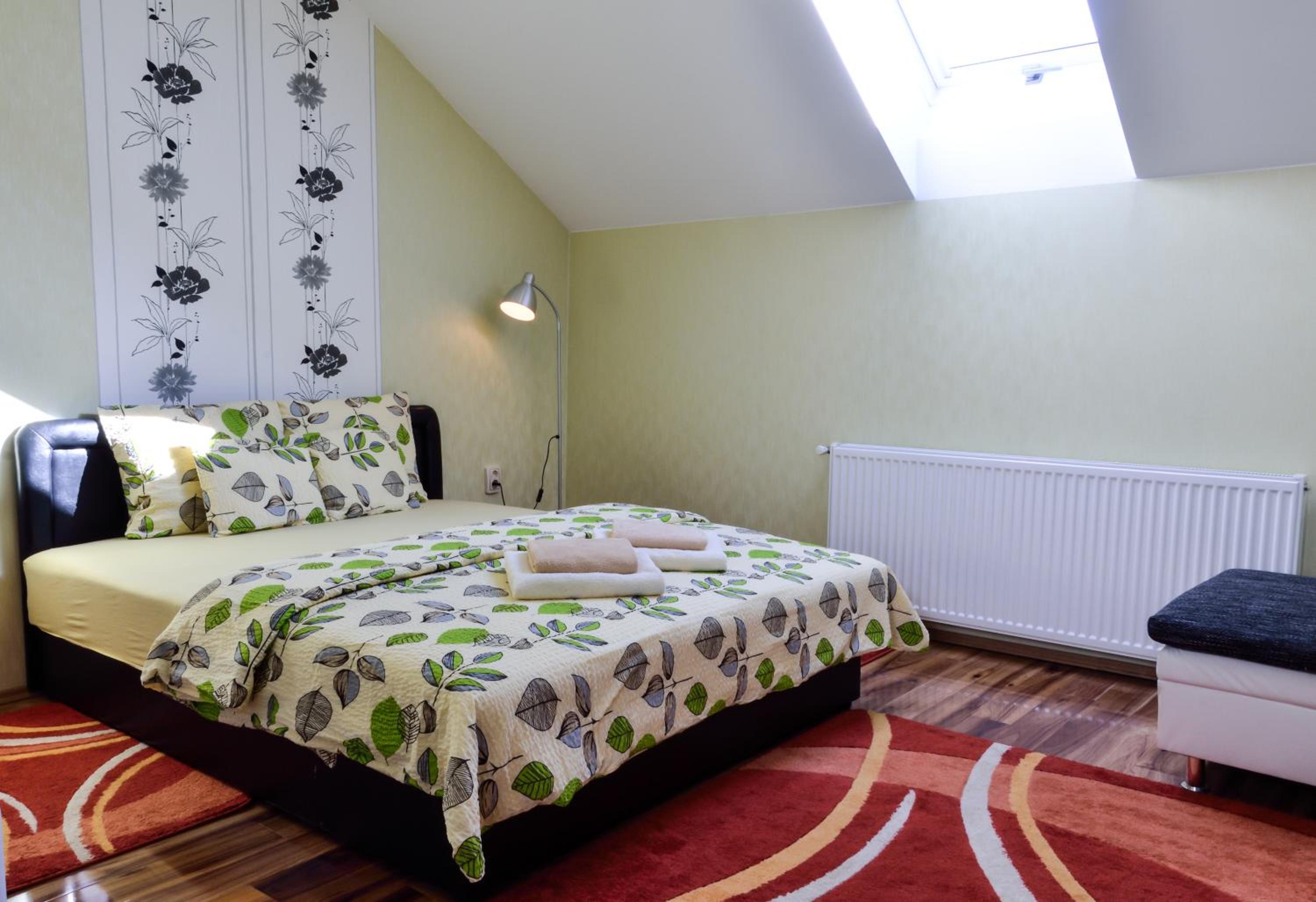 Two-Bedroom Upstairs Apartment with Garden View - Photo 9