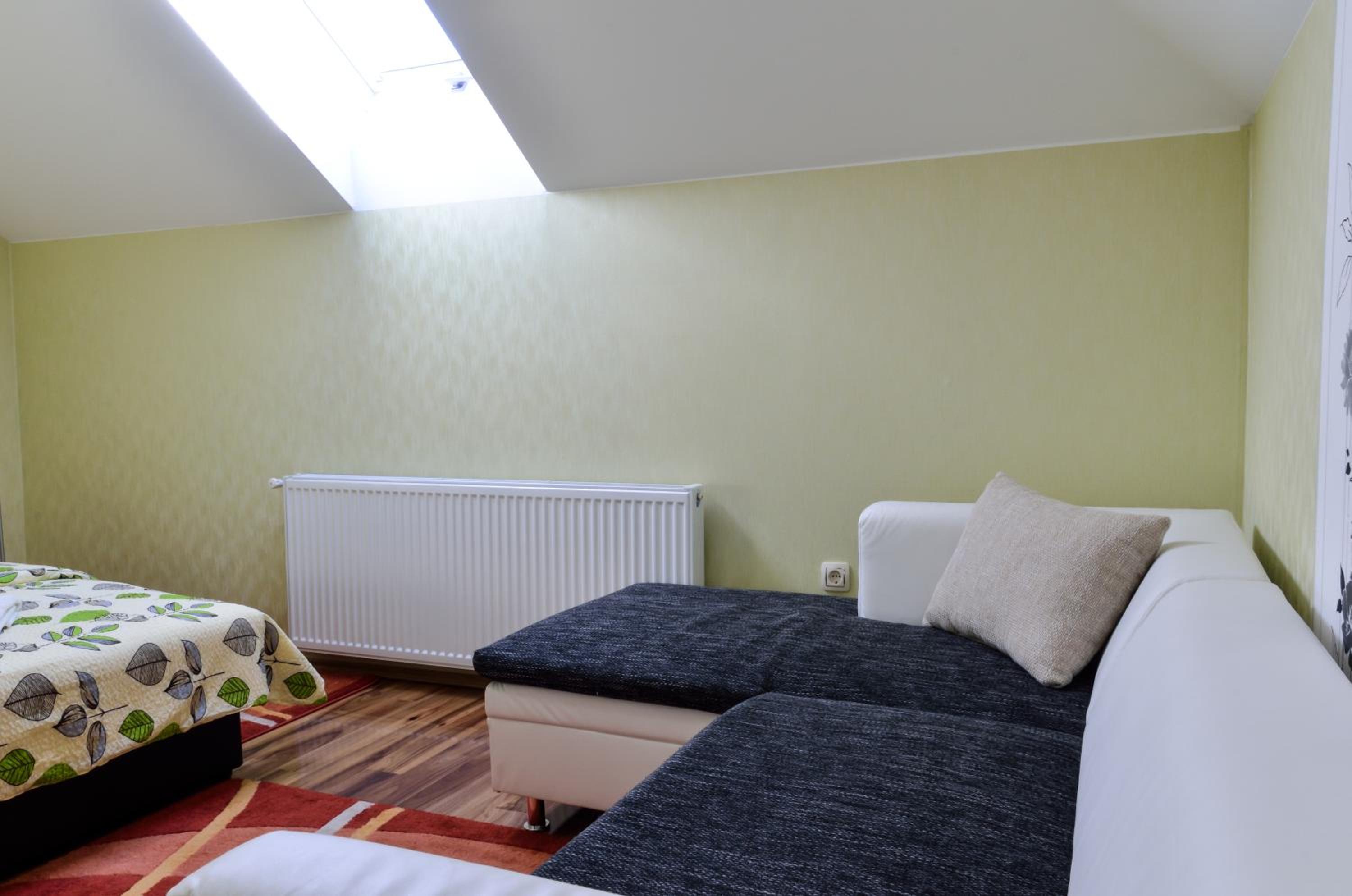 Two-Bedroom Upstairs Apartment with Garden View - Photo 21