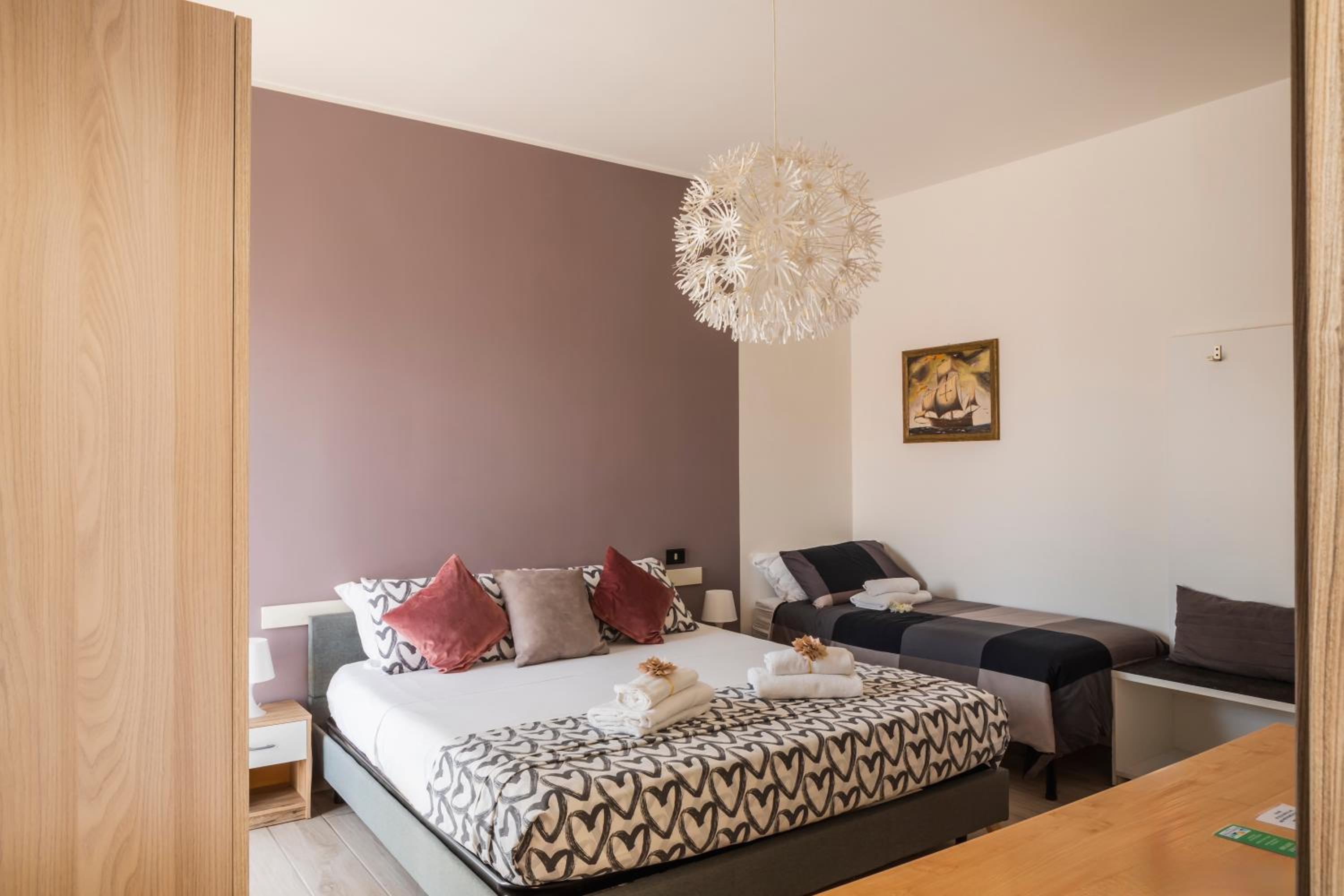 Deluxe Double Room with Balcony - Photo 11