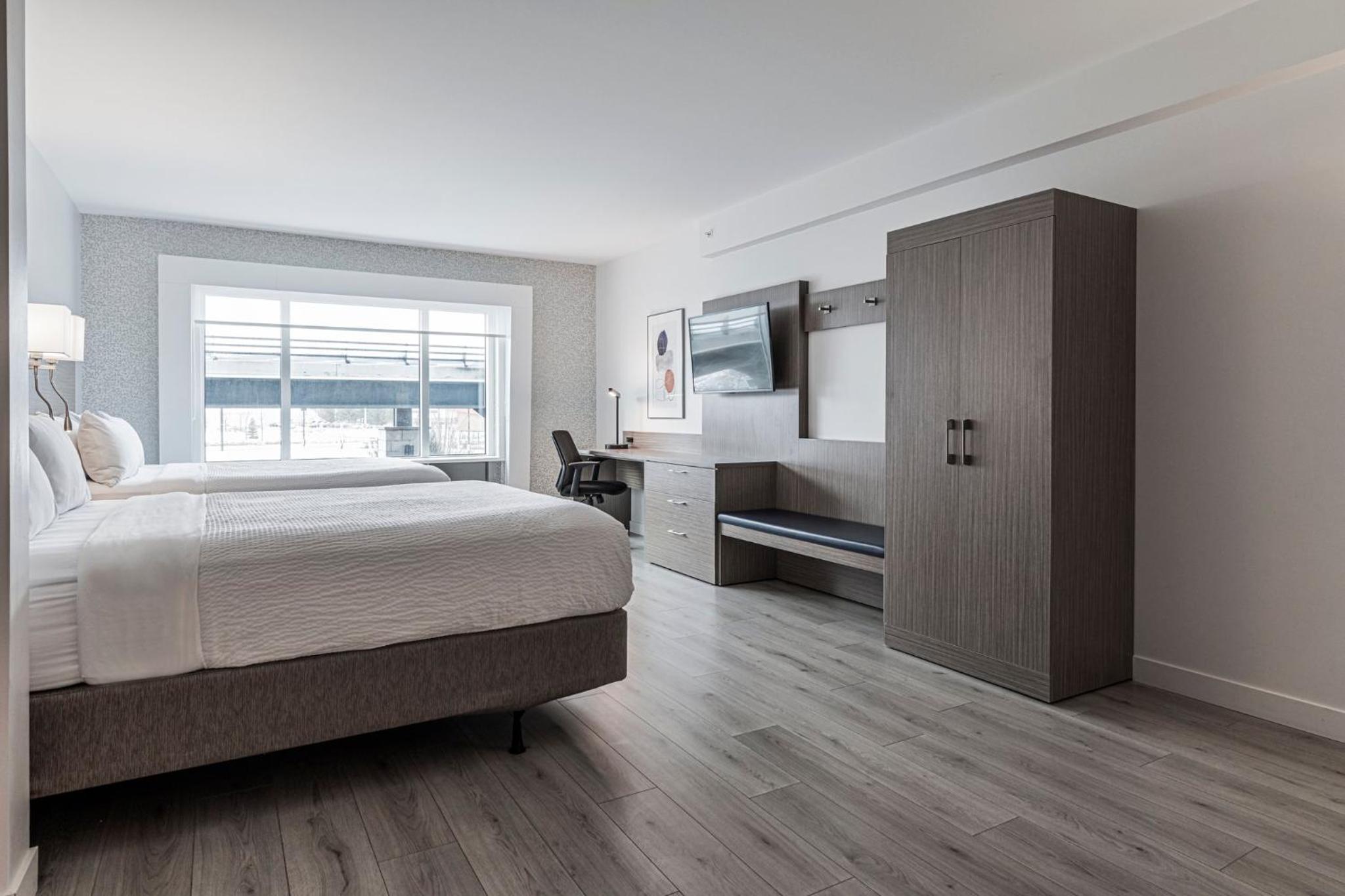 Queen Room with Two Queen Beds - Disability Access with Bath Tub - Photo 3