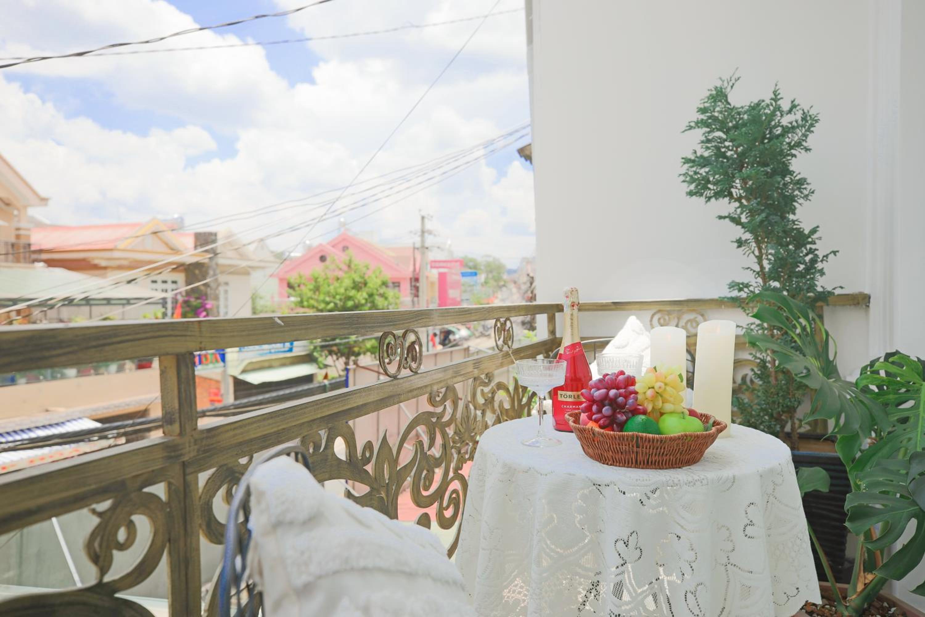 Family Suite with Balcony - Photo 6