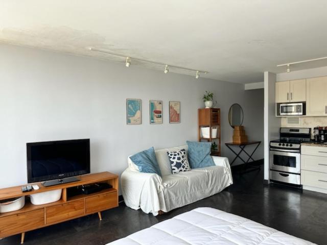 Marine Surf Waikiki: Deluxe Studio photo