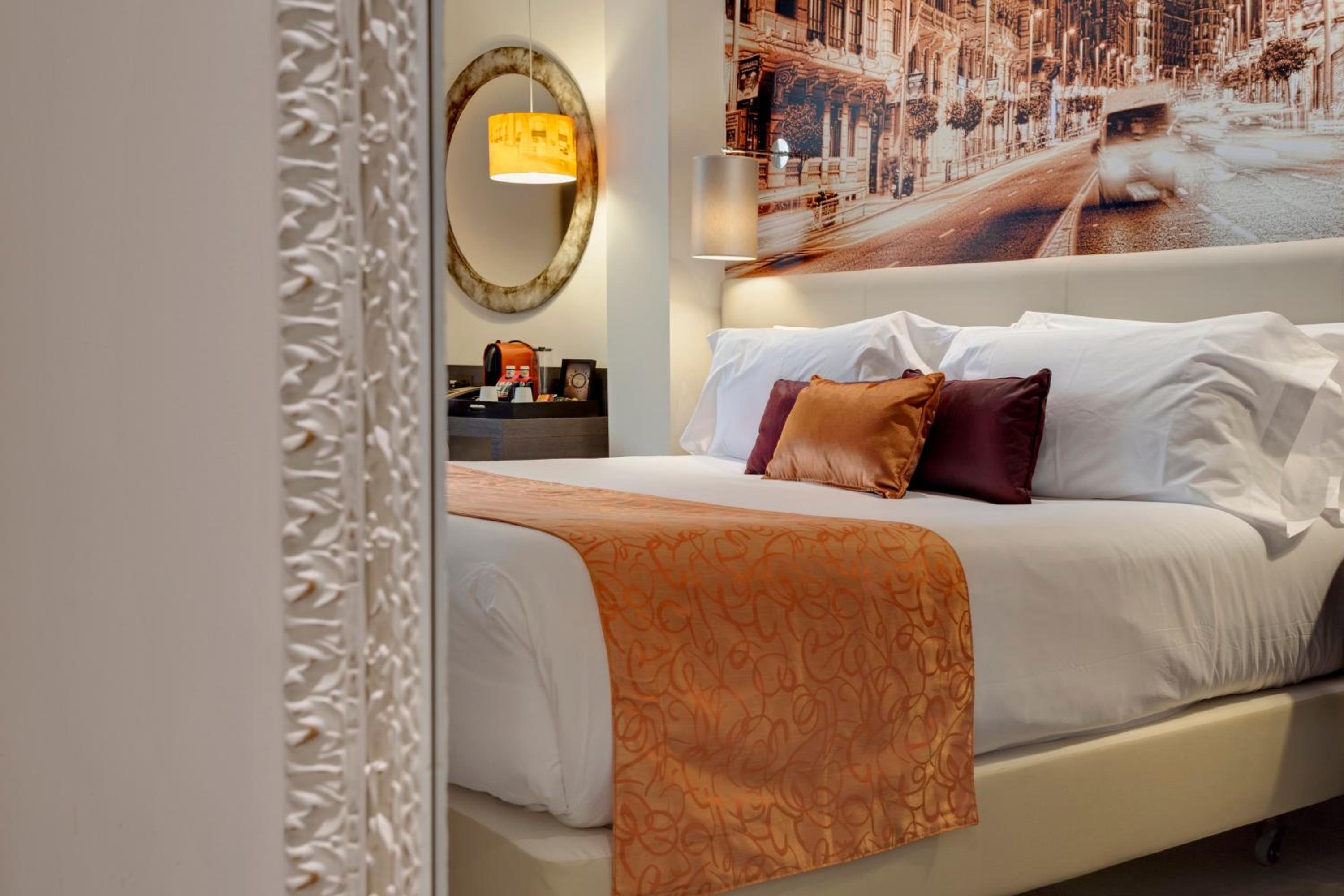 Standard Queen Room thumbnail 6