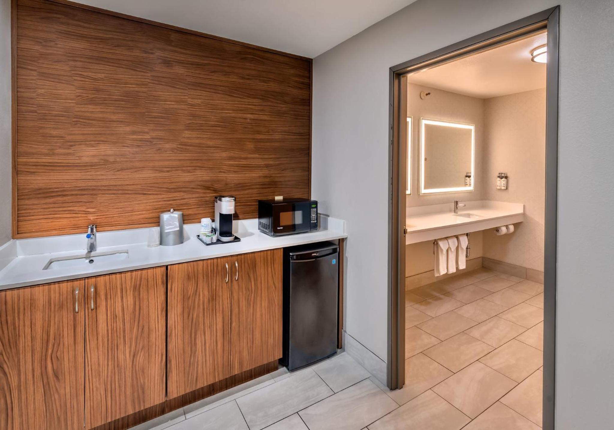Suite with Two Queen Beds - Photo 2