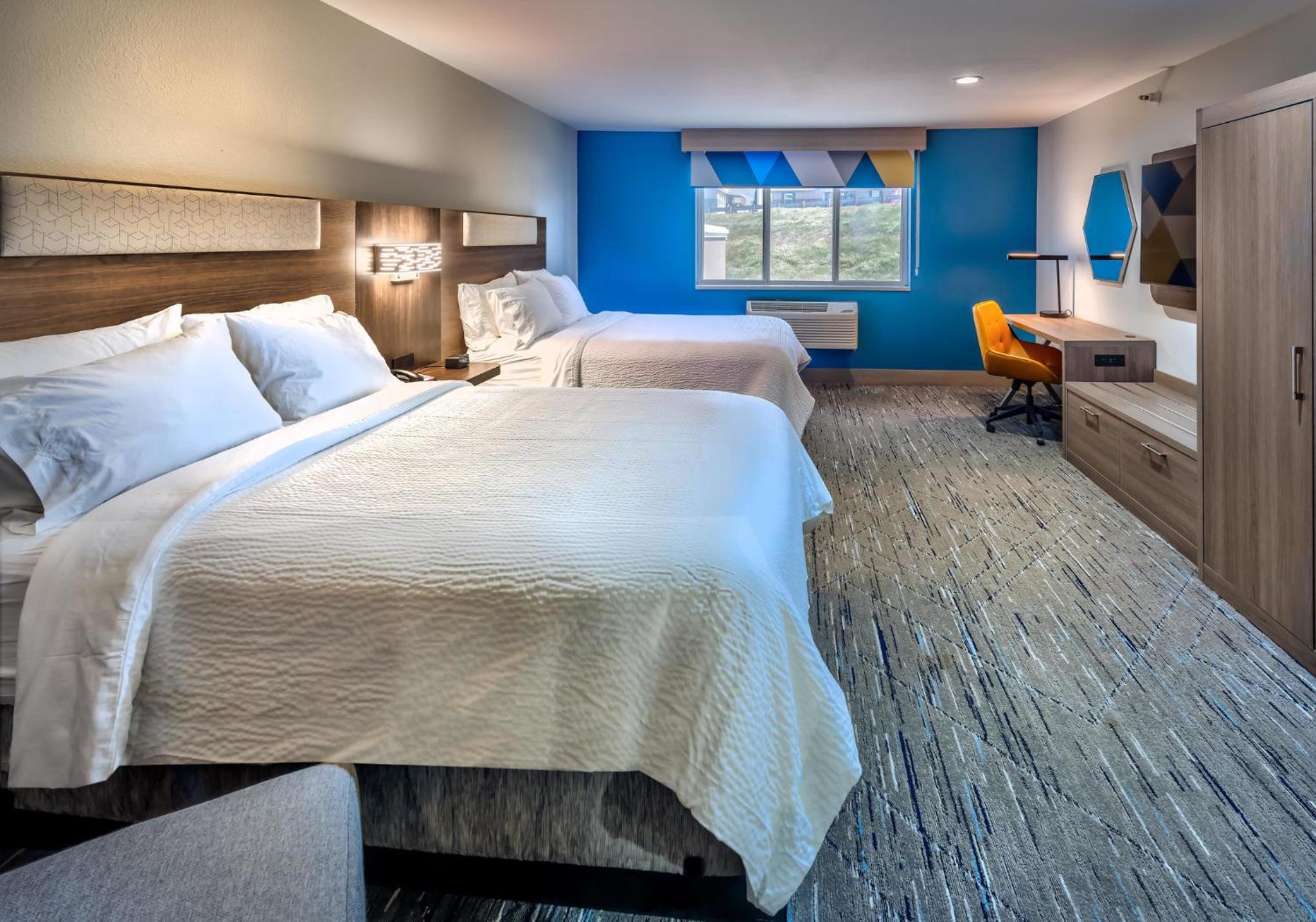 Suite with Two Queen Beds - Photo 3