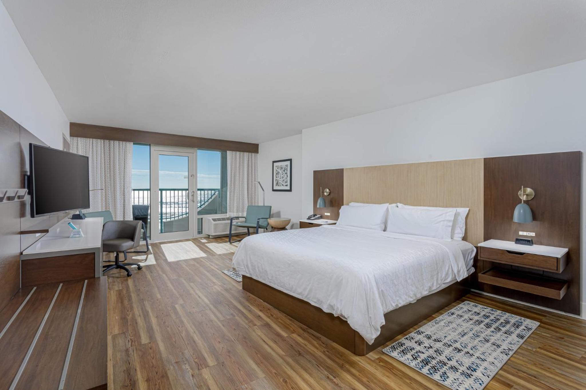 Standard King Room with Roll-in Shower - Mobility Accessible - Photo 4